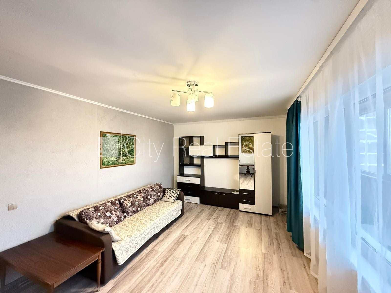 Sludinājumi. Pagalma ēka, renovēta māja, labiekārtota apzaļumota teritorija, vieta automašīnai, teritorijas Cena: 385 EUR/mēn Foto #1