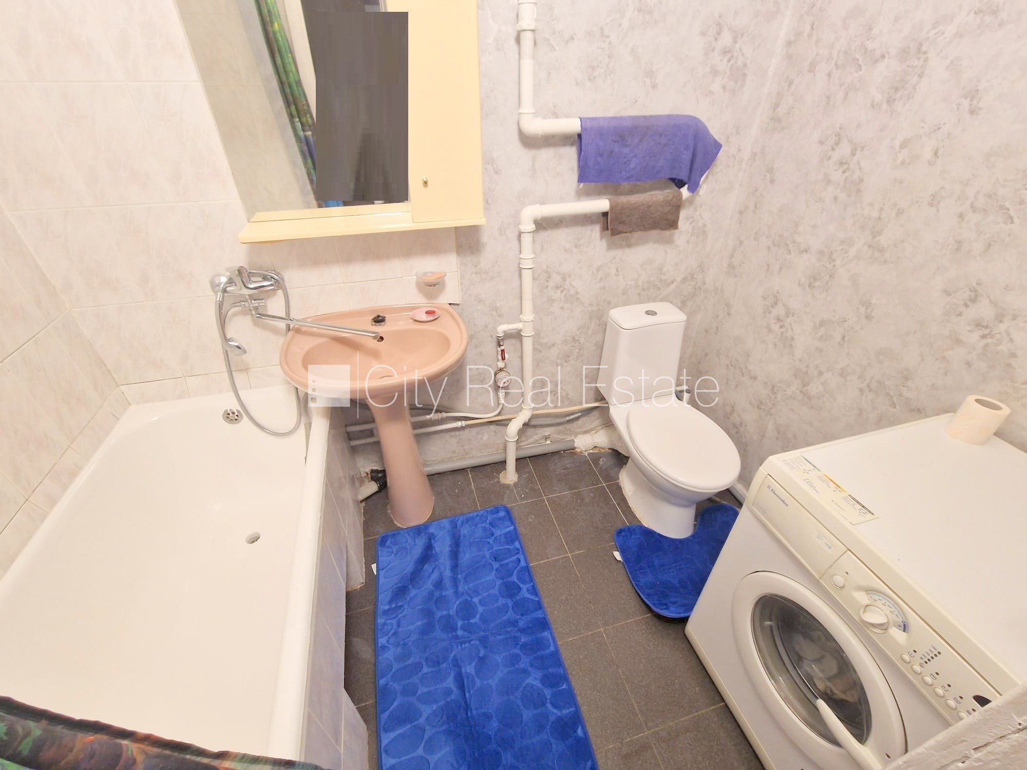 Sludinājumi. Fasādes māja, ieeja no ielas, ir lifts, kāpņu telpa pēc kosmētiskā remonta, lodžija, plašs skats no Cena: 280 EUR/mēn Foto #20