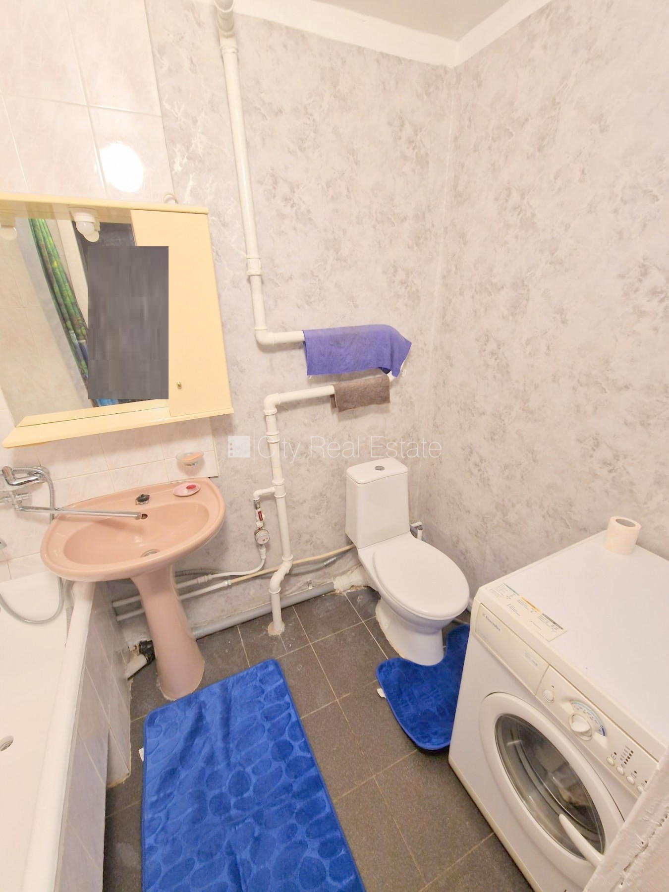 Sludinājumi. Fasādes māja, ieeja no ielas, ir lifts, kāpņu telpa pēc kosmētiskā remonta, lodžija, plašs skats no Cena: 280 EUR/mēn Foto #19