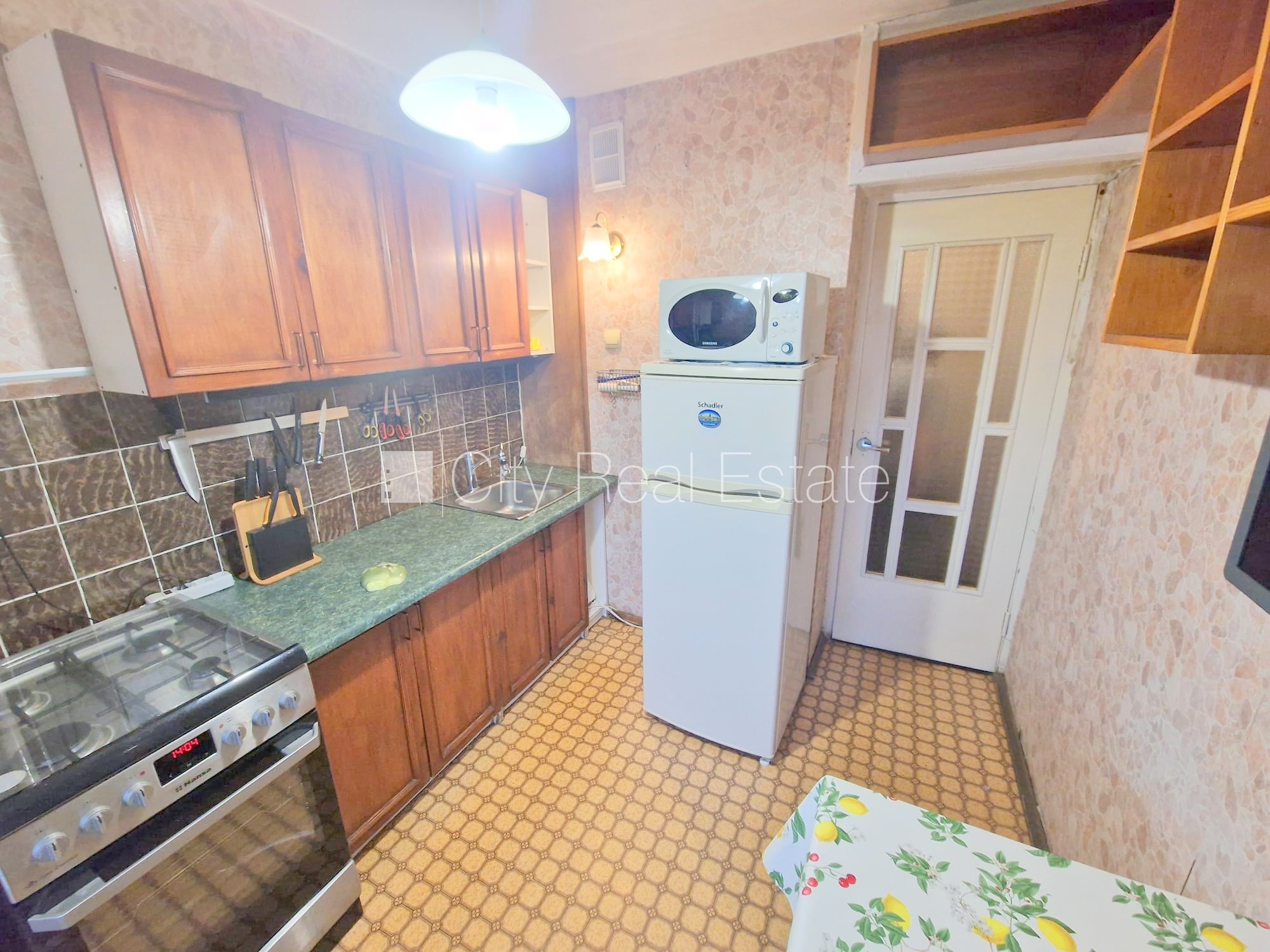 Sludinājumi. Fasādes māja, ieeja no ielas, ir lifts, kāpņu telpa pēc kosmētiskā remonta, lodžija, plašs skats no Cena: 280 EUR/mēn Foto #8