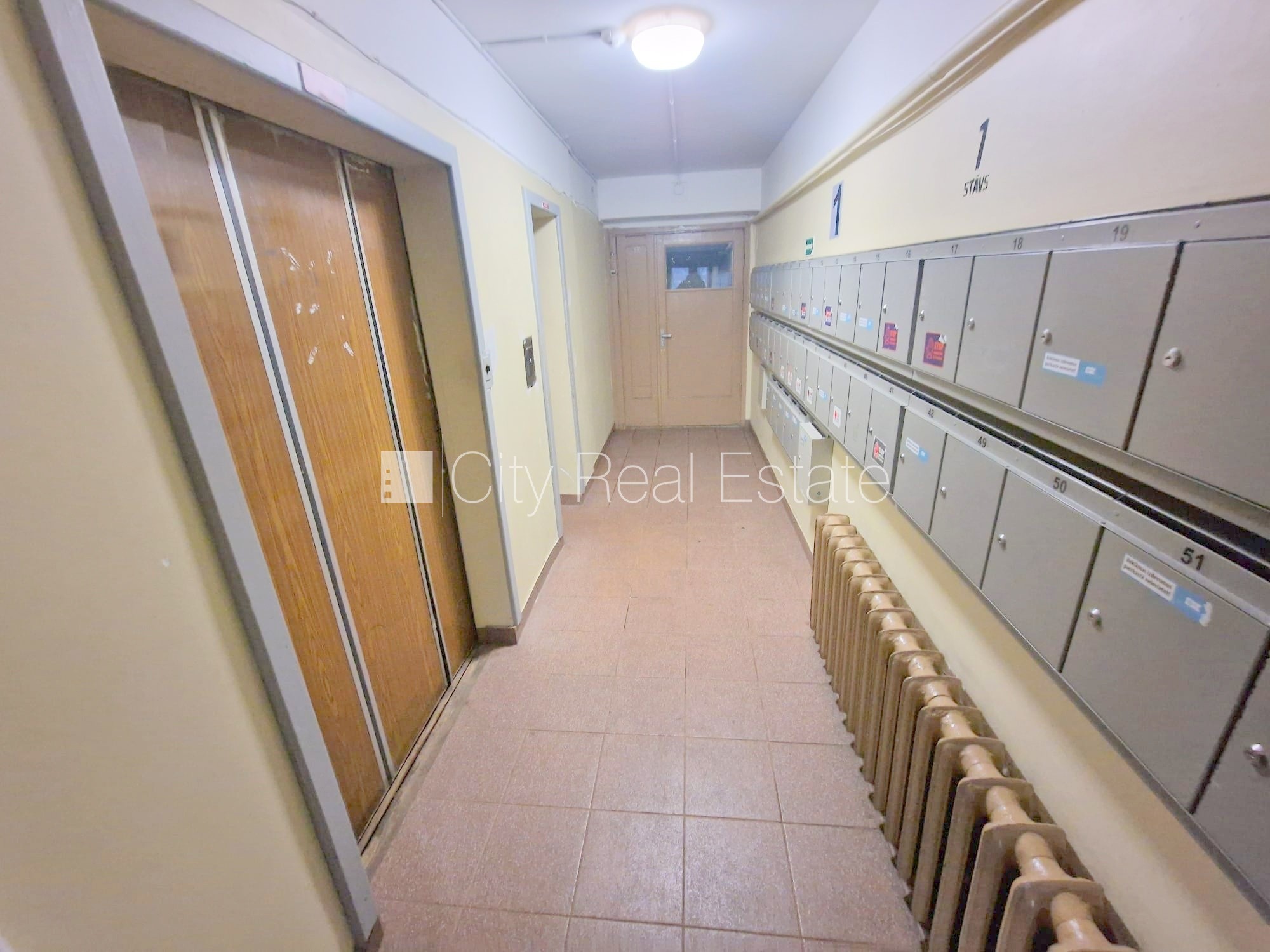 Sludinājumi. Fasādes māja, ieeja no ielas, ir lifts, kāpņu telpa pēc kosmētiskā remonta, lodžija, plašs skats no Cena: 280 EUR/mēn Foto #22