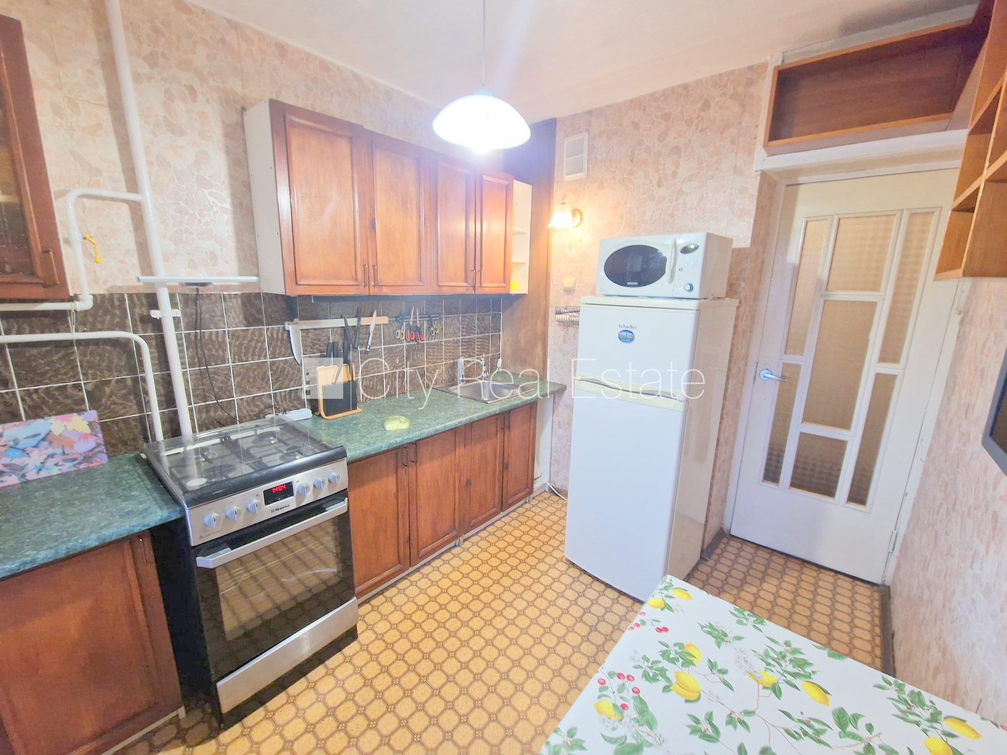 Sludinājumi. Fasādes māja, ieeja no ielas, ir lifts, kāpņu telpa pēc kosmētiskā remonta, lodžija, plašs skats no Cena: 280 EUR/mēn Foto #6