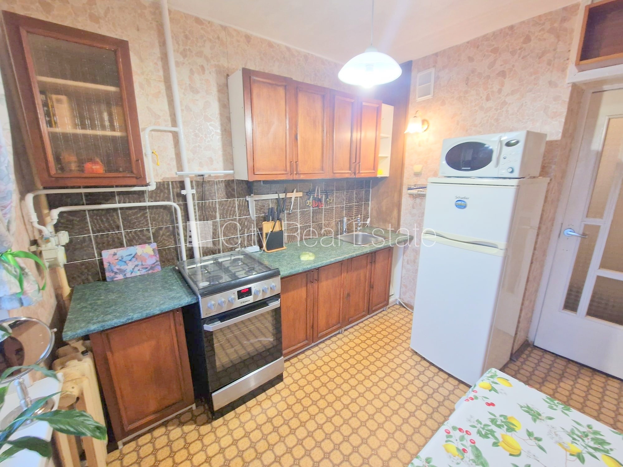 Sludinājumi. Fasādes māja, ieeja no ielas, ir lifts, kāpņu telpa pēc kosmētiskā remonta, lodžija, plašs skats no Cena: 280 EUR/mēn Foto #5