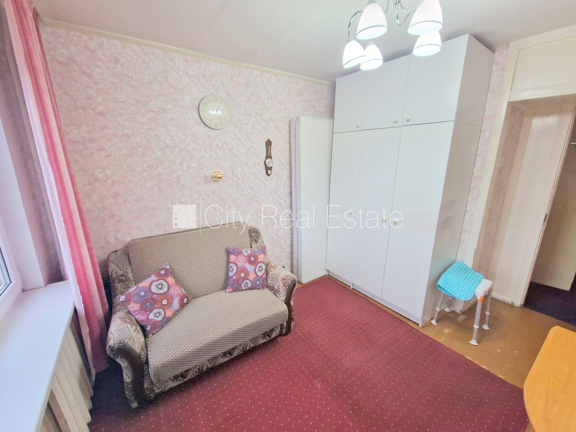 Sludinājumi. Fasādes māja, ieeja no ielas, ir lifts, kāpņu telpa pēc kosmētiskā remonta, lodžija, plašs skats no Cena: 280 EUR/mēn Foto #14