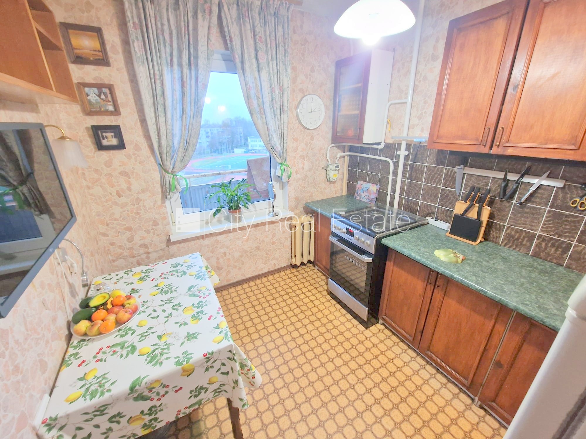 Sludinājumi. Fasādes māja, ieeja no ielas, ir lifts, kāpņu telpa pēc kosmētiskā remonta, lodžija, plašs skats no Cena: 280 EUR/mēn Foto #7