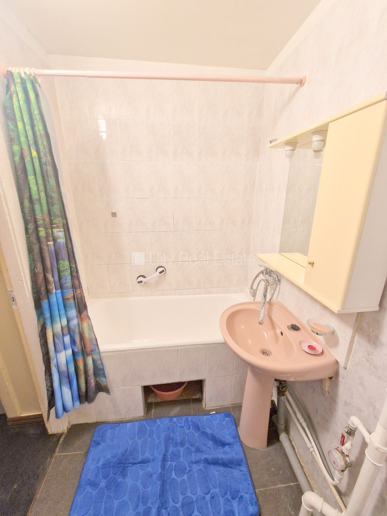 Sludinājumi. Fasādes māja, ieeja no ielas, ir lifts, kāpņu telpa pēc kosmētiskā remonta, lodžija, plašs skats no Cena: 280 EUR/mēn Foto #17