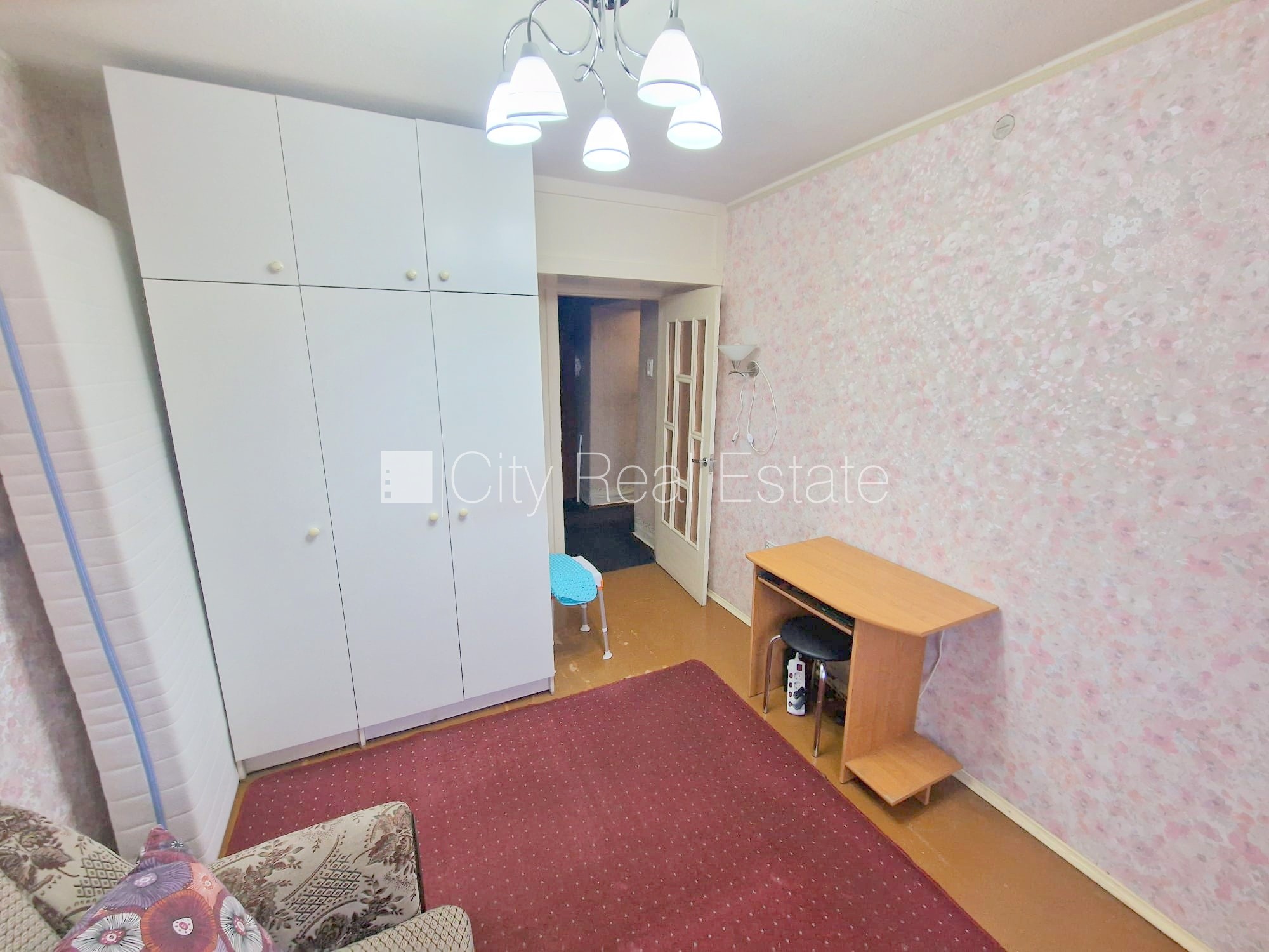 Sludinājumi. Fasādes māja, ieeja no ielas, ir lifts, kāpņu telpa pēc kosmētiskā remonta, lodžija, plašs skats no Cena: 280 EUR/mēn Foto #13