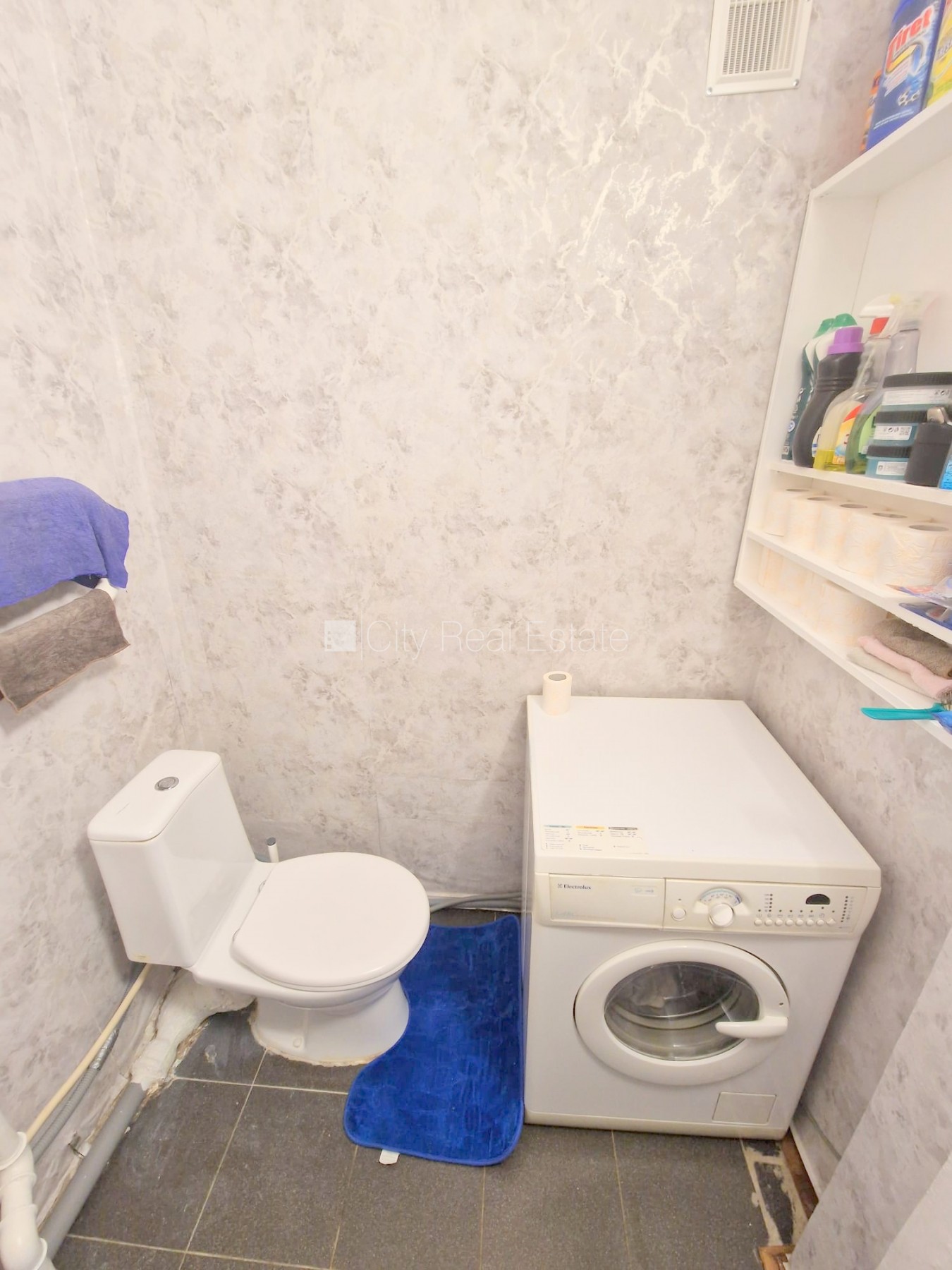 Sludinājumi. Fasādes māja, ieeja no ielas, ir lifts, kāpņu telpa pēc kosmētiskā remonta, lodžija, plašs skats no Cena: 280 EUR/mēn Foto #18