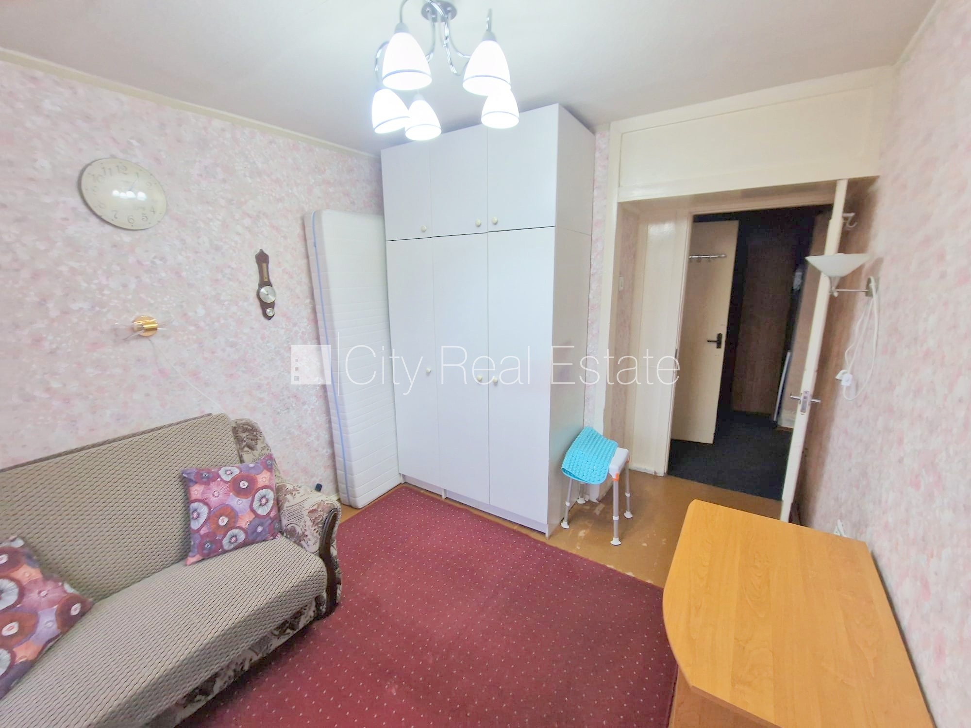 Sludinājumi. Fasādes māja, ieeja no ielas, ir lifts, kāpņu telpa pēc kosmētiskā remonta, lodžija, plašs skats no Cena: 280 EUR/mēn Foto #12