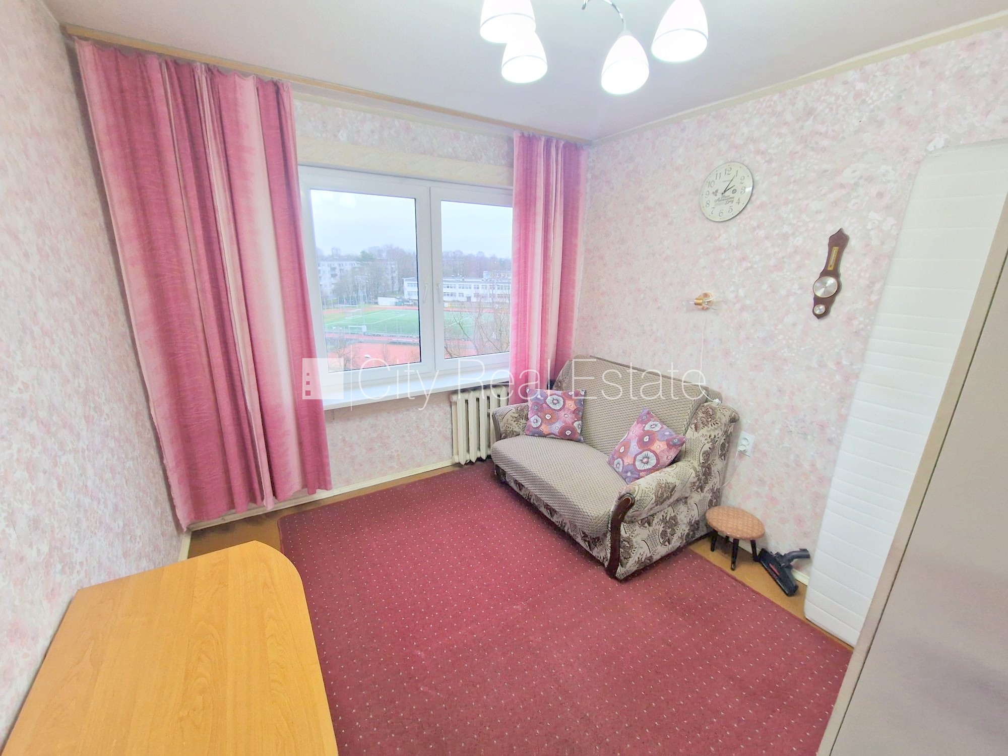 Sludinājumi. Fasādes māja, ieeja no ielas, ir lifts, kāpņu telpa pēc kosmētiskā remonta, lodžija, plašs skats no Cena: 280 EUR/mēn Foto #11