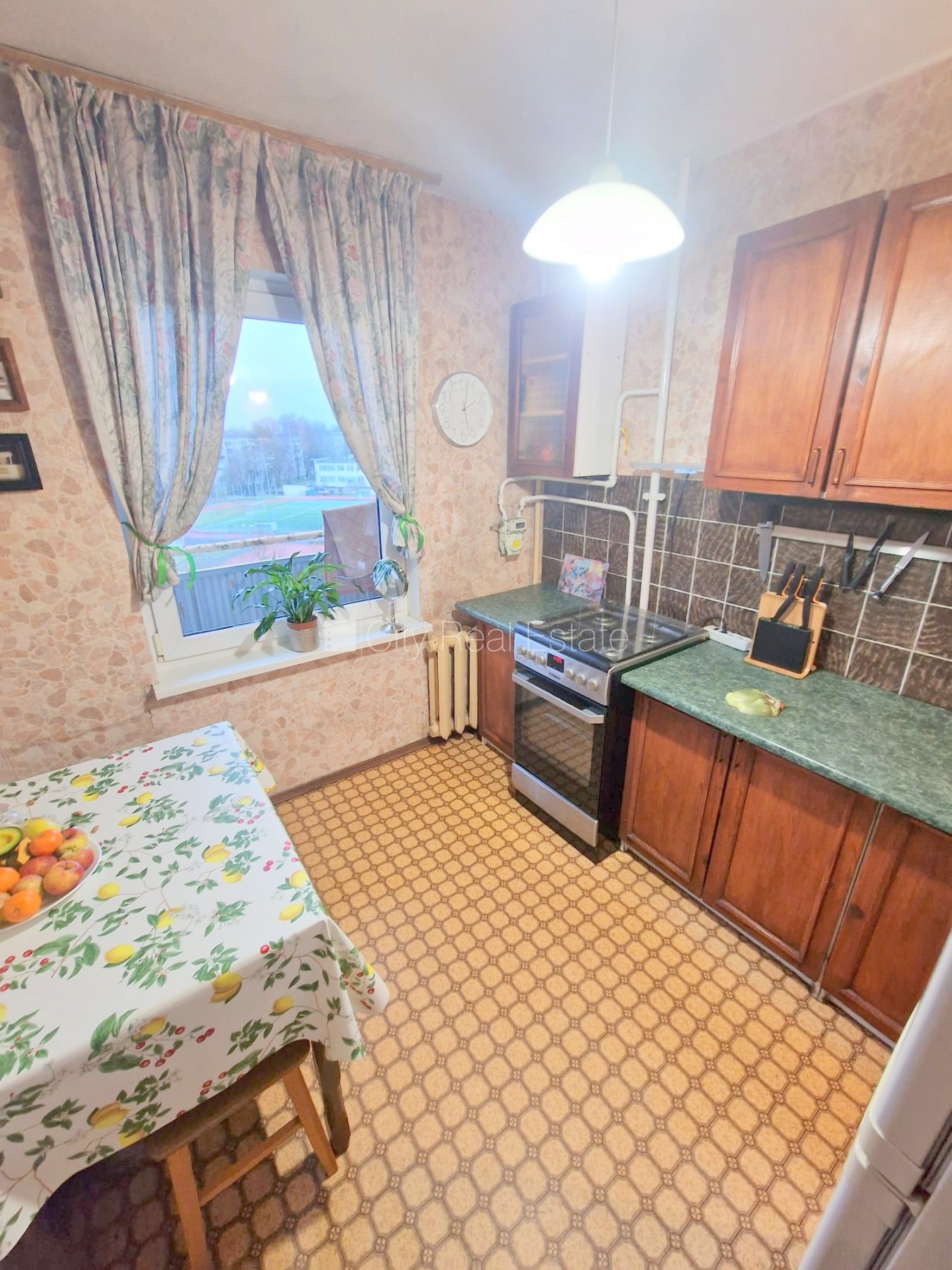 Sludinājumi. Fasādes māja, ieeja no ielas, ir lifts, kāpņu telpa pēc kosmētiskā remonta, lodžija, plašs skats no Cena: 280 EUR/mēn Foto #9