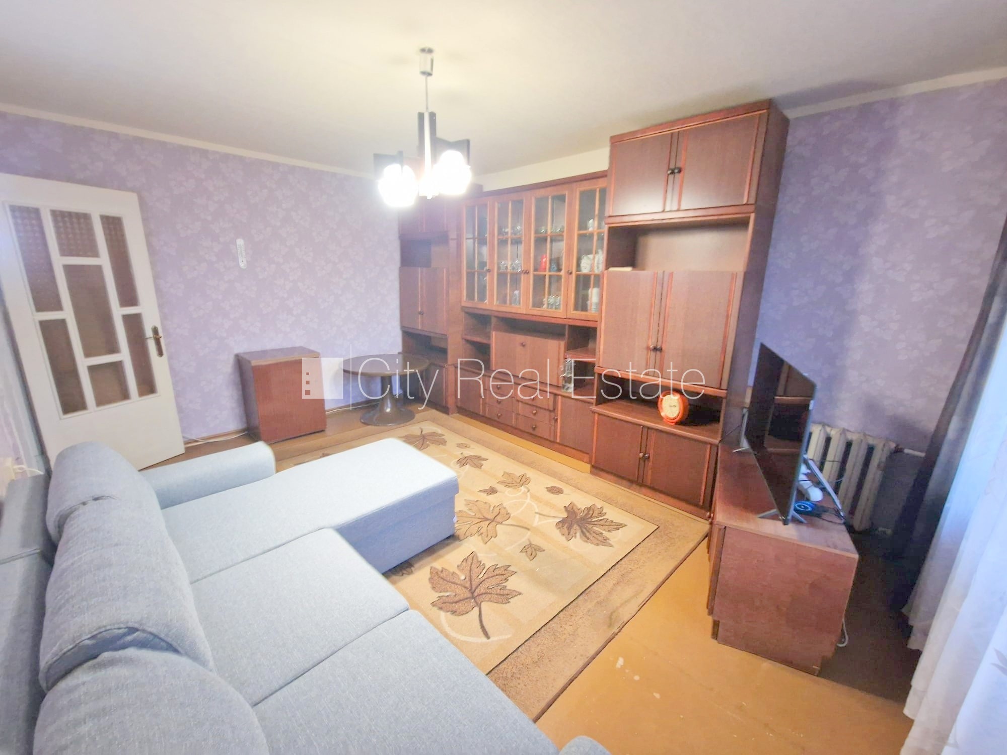 Sludinājumi. Fasādes māja, ieeja no ielas, ir lifts, kāpņu telpa pēc kosmētiskā remonta, lodžija, plašs skats no Cena: 280 EUR/mēn Foto #2