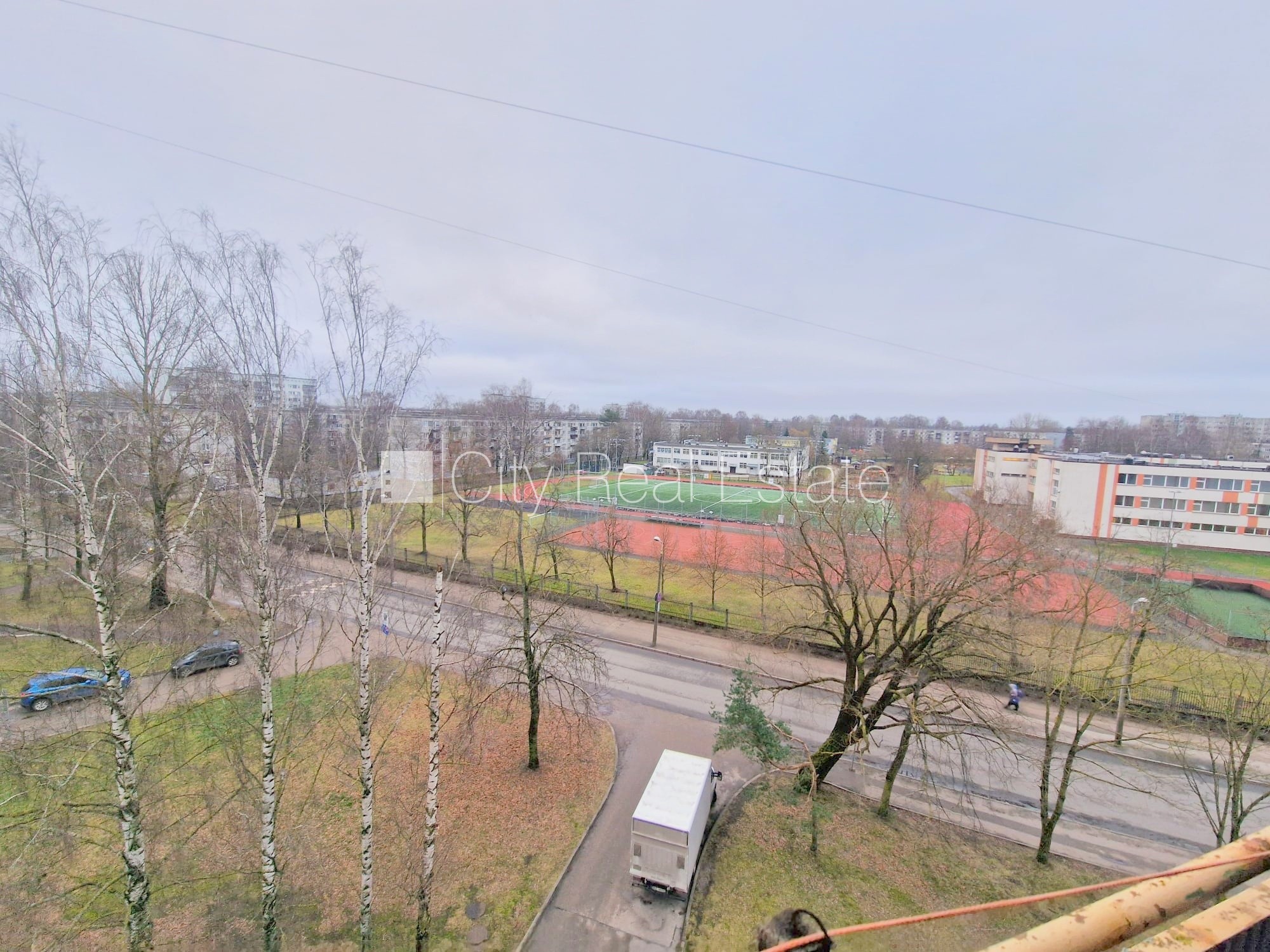 Sludinājumi. Fasādes māja, ieeja no ielas, ir lifts, kāpņu telpa pēc kosmētiskā remonta, lodžija, plašs skats no Cena: 280 EUR/mēn Foto #15