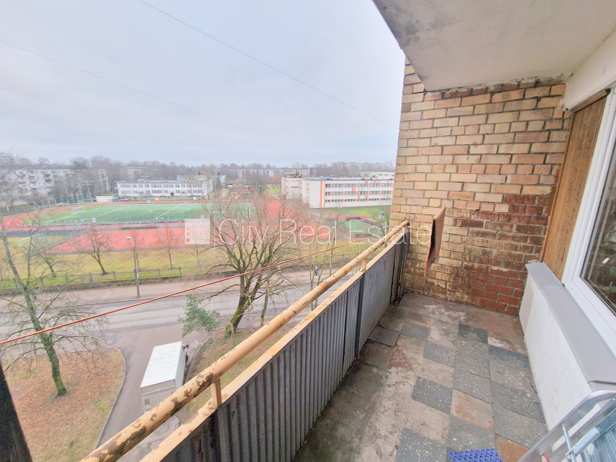 Sludinājumi. Fasādes māja, ieeja no ielas, ir lifts, kāpņu telpa pēc kosmētiskā remonta, lodžija, plašs skats no Cena: 280 EUR/mēn Foto #4