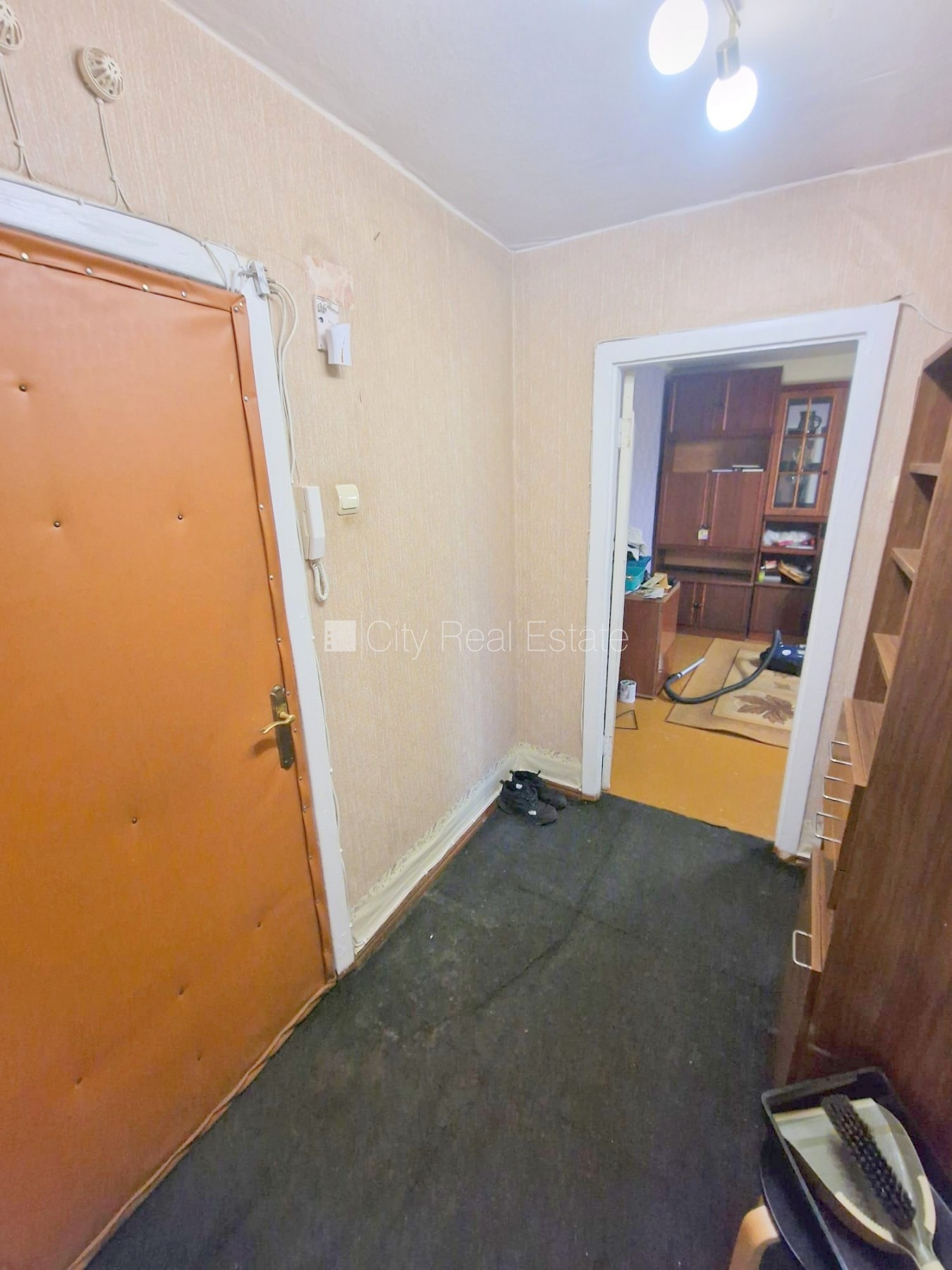 Sludinājumi. Fasādes māja, ieeja no ielas, ir lifts, kāpņu telpa pēc kosmētiskā remonta, lodžija, plašs skats no Cena: 280 EUR/mēn Foto #16