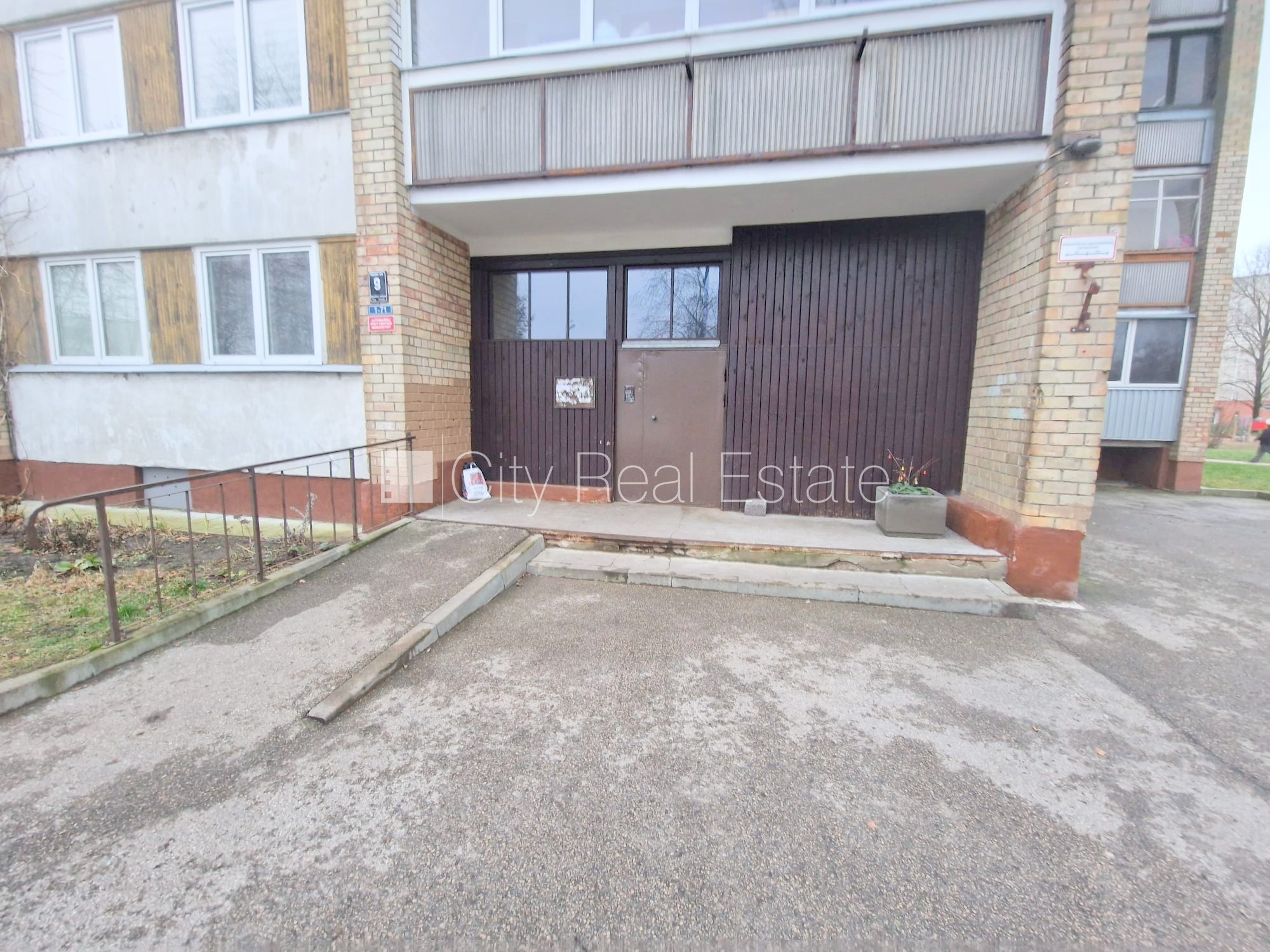 Sludinājumi. Fasādes māja, ieeja no ielas, ir lifts, kāpņu telpa pēc kosmētiskā remonta, lodžija, plašs skats no Cena: 280 EUR/mēn Foto #24