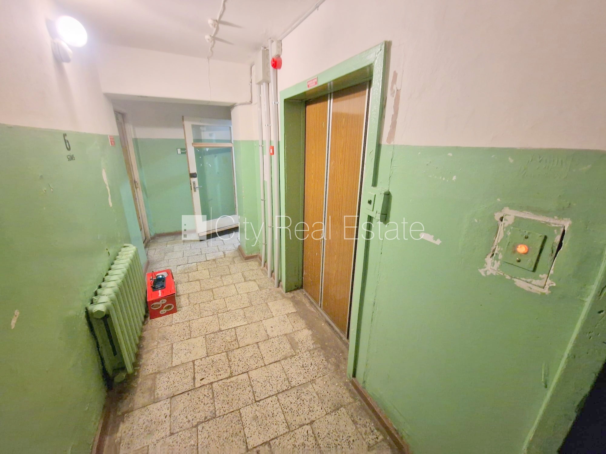 Sludinājumi. Fasādes māja, ieeja no ielas, ir lifts, kāpņu telpa pēc kosmētiskā remonta, lodžija, plašs skats no Cena: 280 EUR/mēn Foto #21