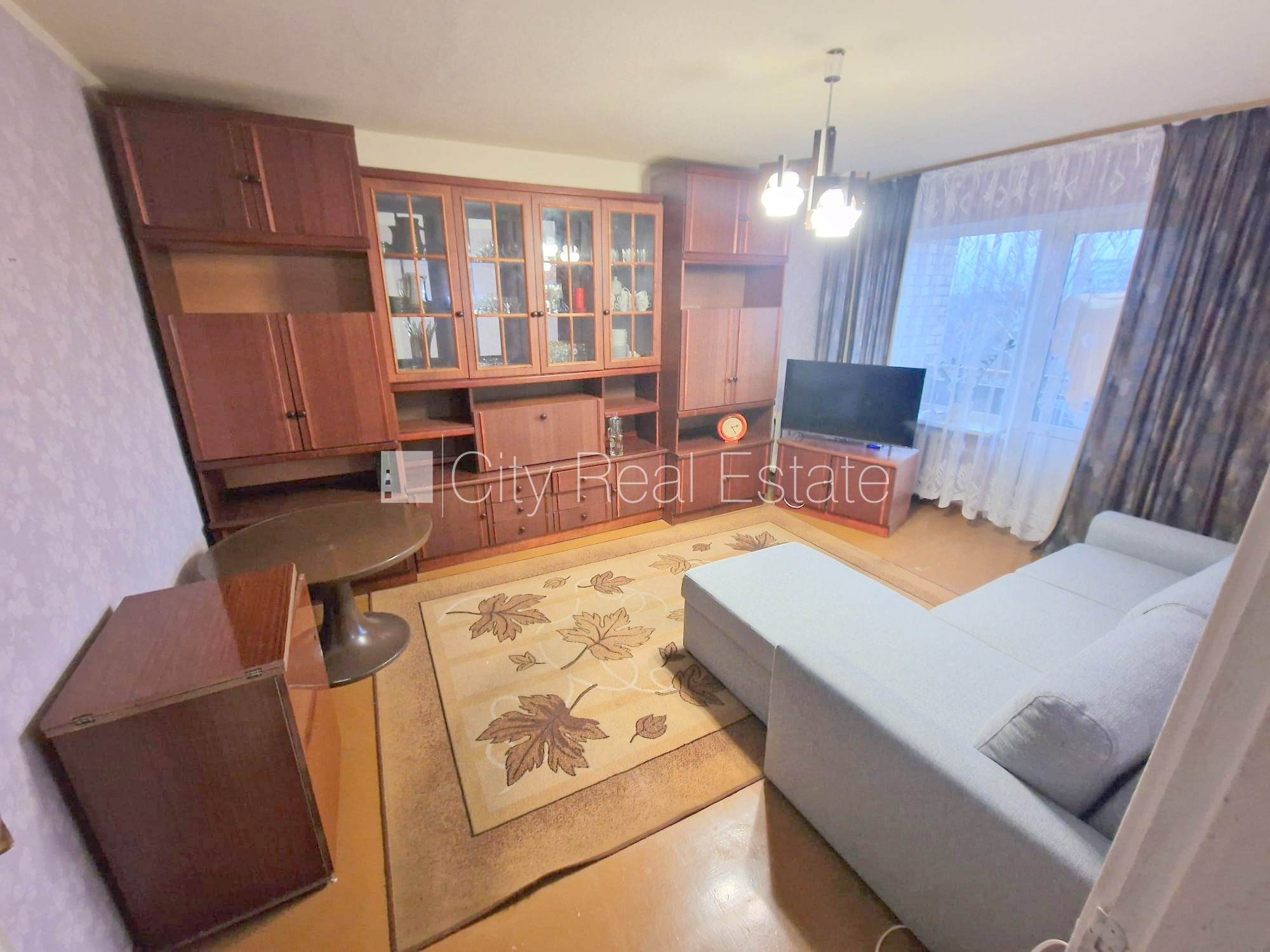 Sludinājumi. Fasādes māja, ieeja no ielas, ir lifts, kāpņu telpa pēc kosmētiskā remonta, lodžija, plašs skats no Cena: 280 EUR/mēn Foto #1