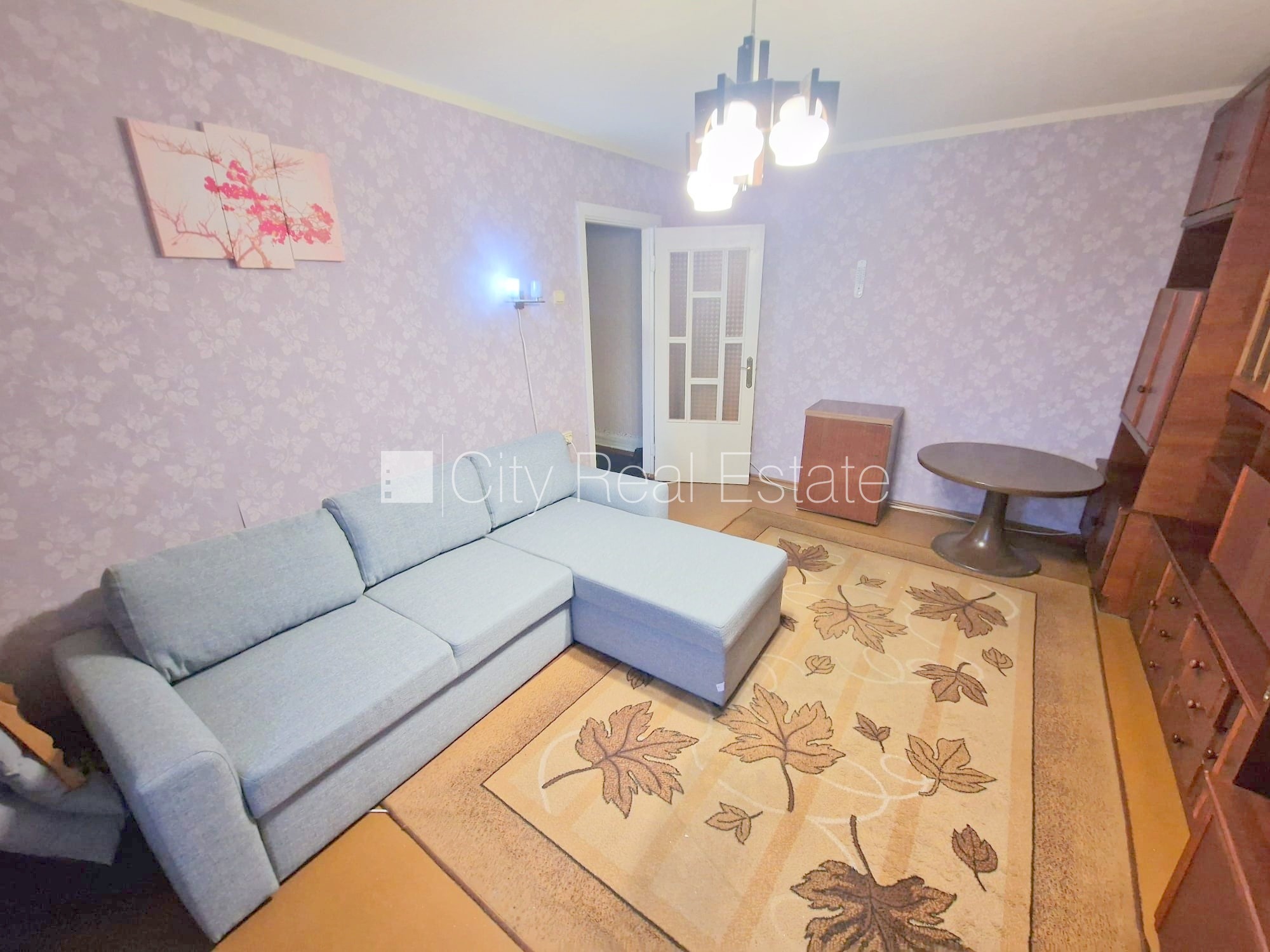 Sludinājumi. Fasādes māja, ieeja no ielas, ir lifts, kāpņu telpa pēc kosmētiskā remonta, lodžija, plašs skats no Cena: 280 EUR/mēn Foto #3