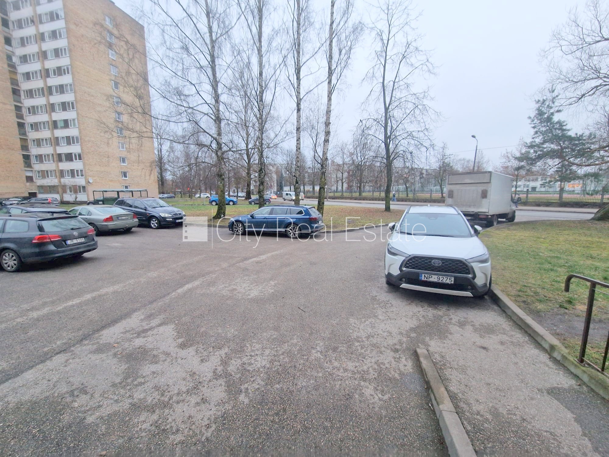 Sludinājumi. Fasādes māja, ieeja no ielas, ir lifts, kāpņu telpa pēc kosmētiskā remonta, lodžija, plašs skats no Cena: 280 EUR/mēn Foto #25