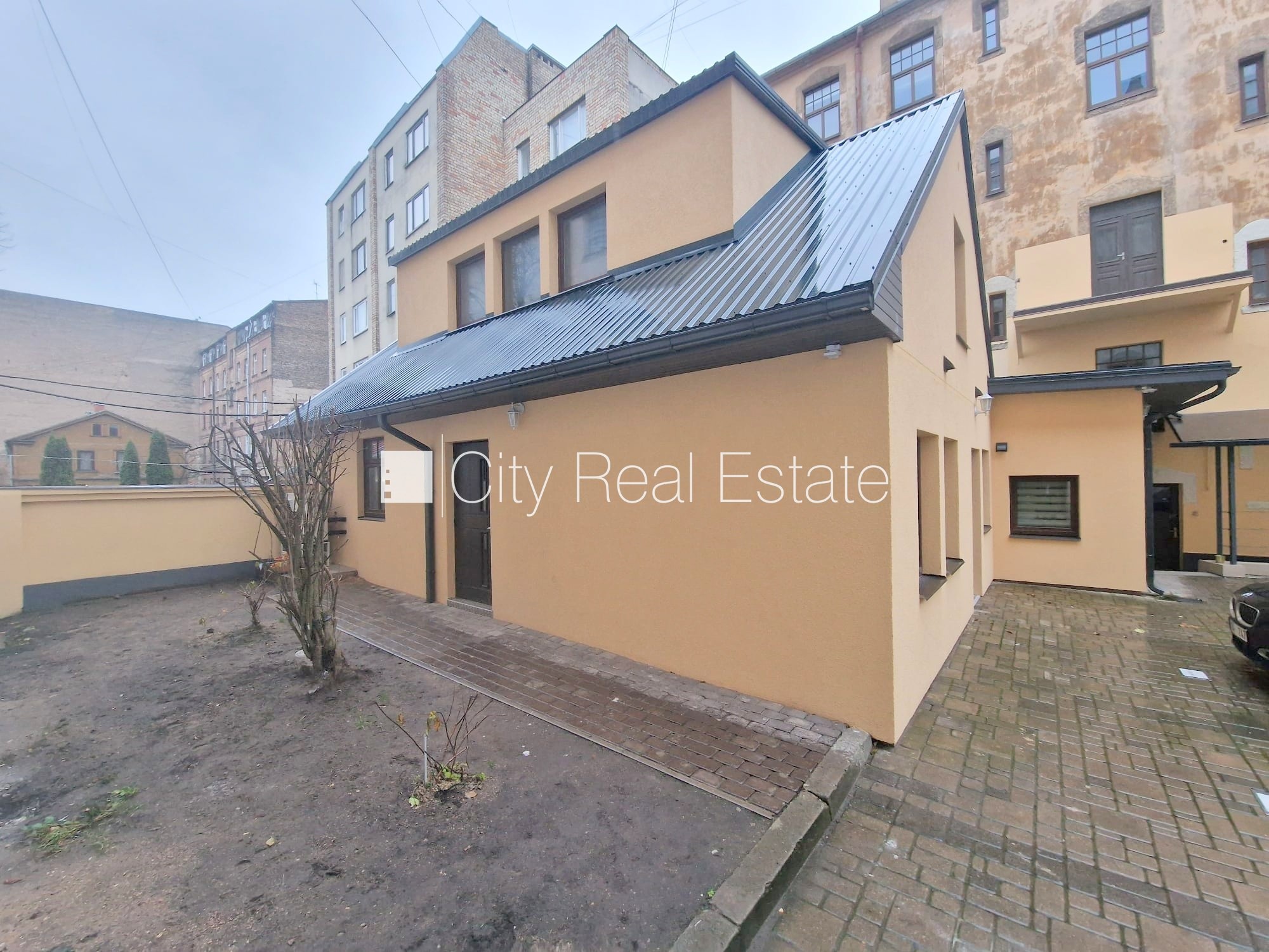 Объявление. Здание во дворе, реновированный дом, закрытый двор, вход с улицы и со двора, окна выходят во двор, Цена: 420 EUR/мес. Foto #21