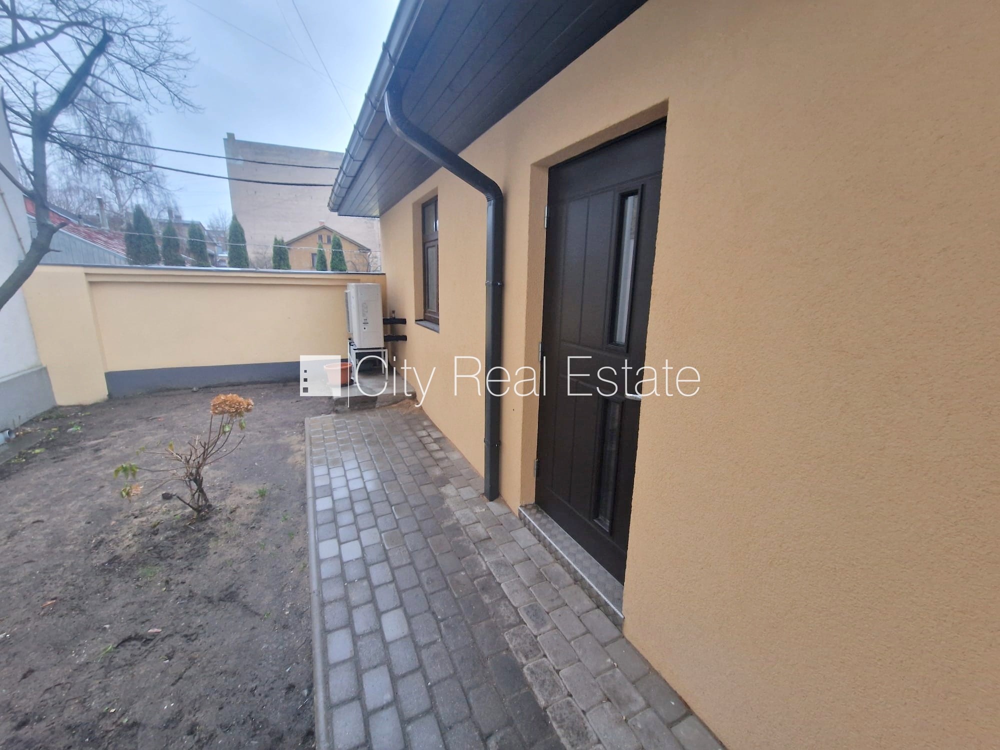 Объявление. Здание во дворе, реновированный дом, закрытый двор, вход с улицы и со двора, окна выходят во двор, Цена: 420 EUR/мес. Foto #19