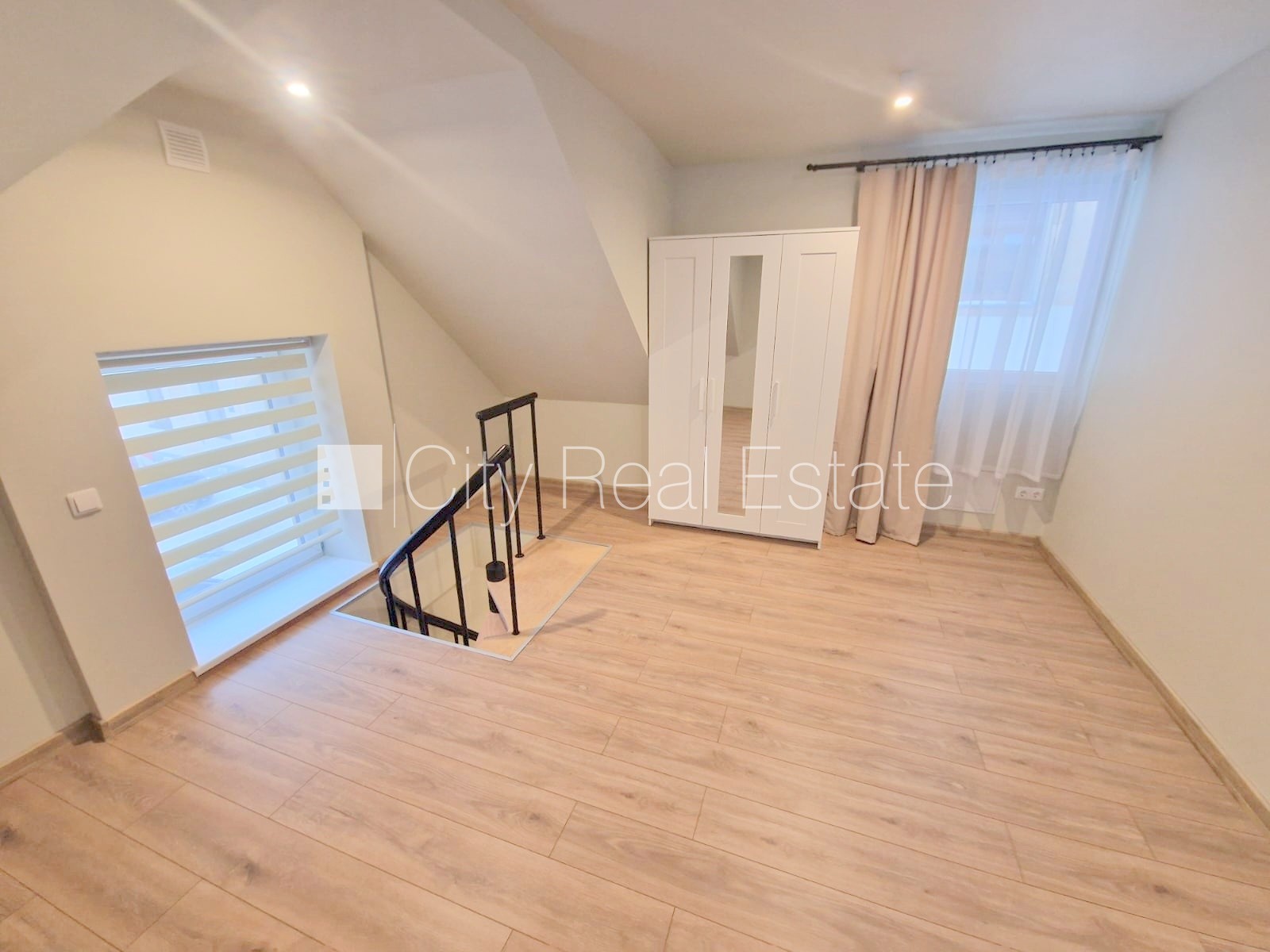 Объявление. Здание во дворе, реновированный дом, закрытый двор, вход с улицы и со двора, окна выходят во двор, Цена: 420 EUR/мес. Foto #11