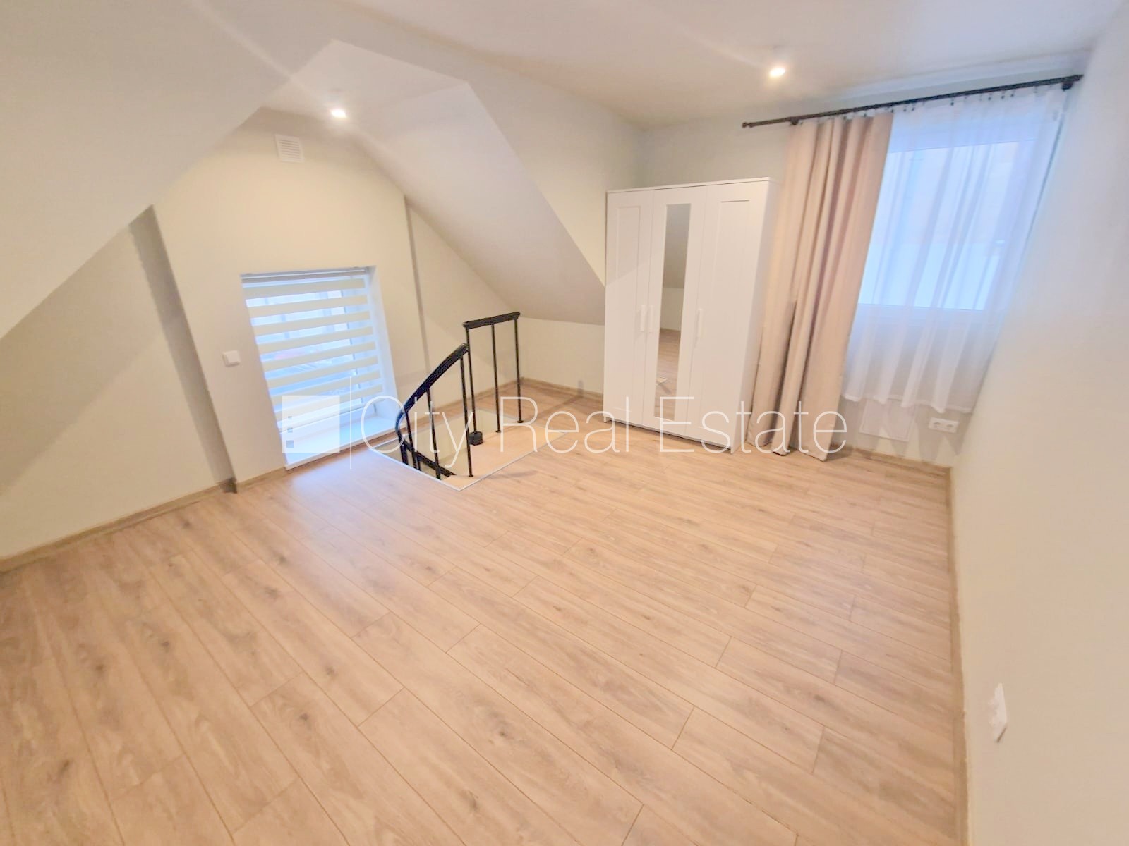 Объявление. Здание во дворе, реновированный дом, закрытый двор, вход с улицы и со двора, окна выходят во двор, Цена: 420 EUR/мес. Foto #7