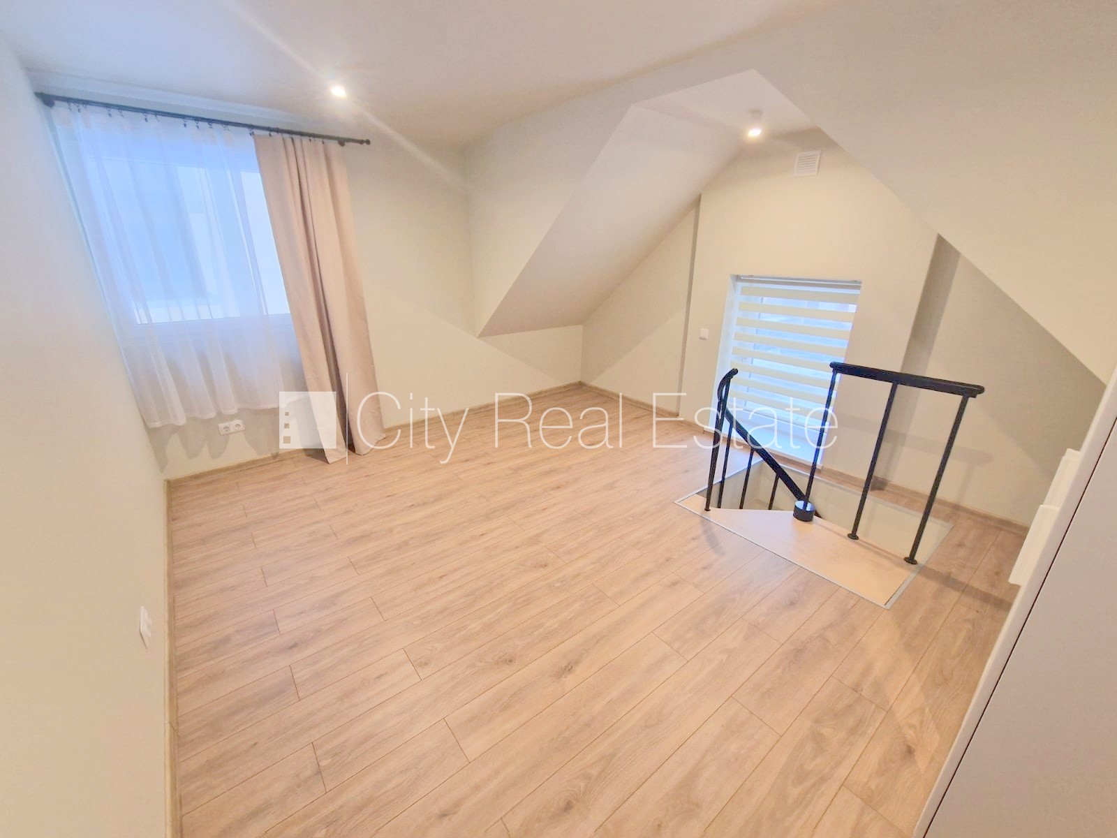 Объявление. Здание во дворе, реновированный дом, закрытый двор, вход с улицы и со двора, окна выходят во двор, Цена: 420 EUR/мес. Foto #8