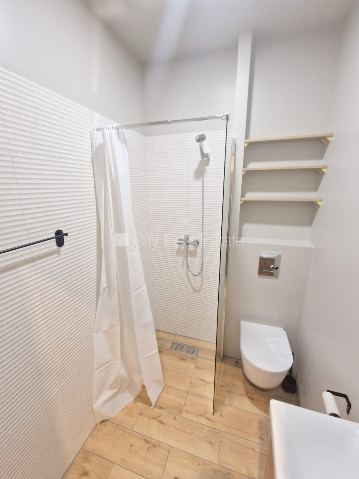 Объявление. Здание во дворе, реновированный дом, закрытый двор, вход с улицы и со двора, окна выходят во двор, Цена: 420 EUR/мес. Foto #17