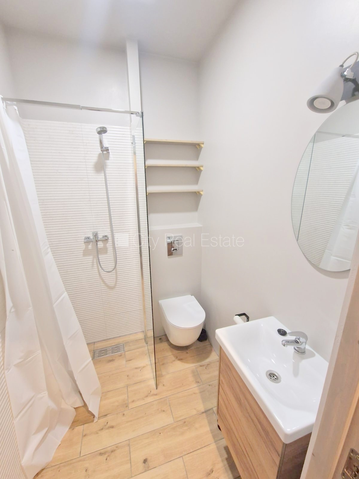 Объявление. Здание во дворе, реновированный дом, закрытый двор, вход с улицы и со двора, окна выходят во двор, Цена: 420 EUR/мес. Foto #16