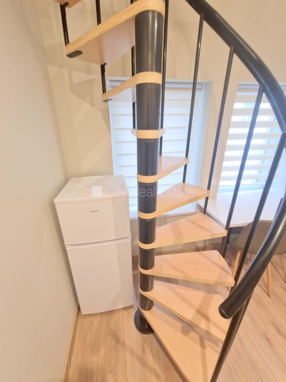 Объявление. Здание во дворе, реновированный дом, закрытый двор, вход с улицы и со двора, окна выходят во двор, Цена: 420 EUR/мес. Foto #6