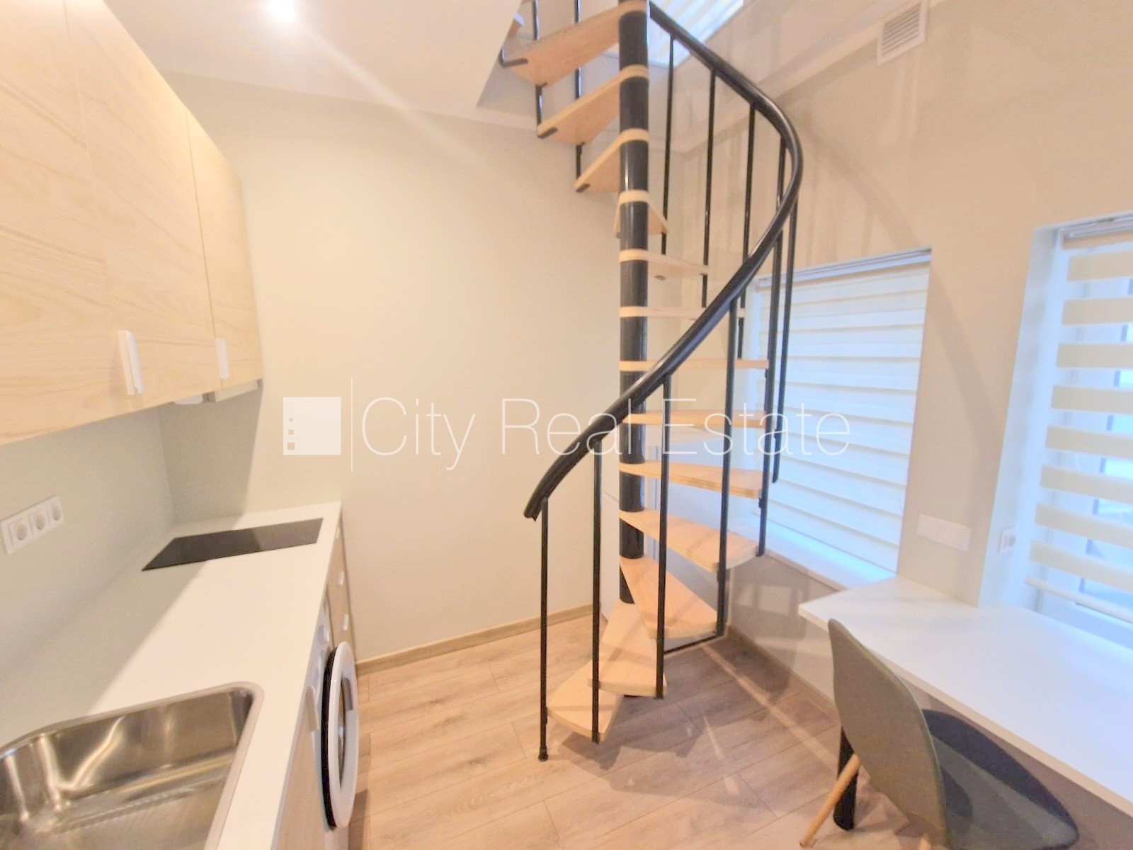 Объявление. Здание во дворе, реновированный дом, закрытый двор, вход с улицы и со двора, окна выходят во двор, Цена: 420 EUR/мес. Foto #5