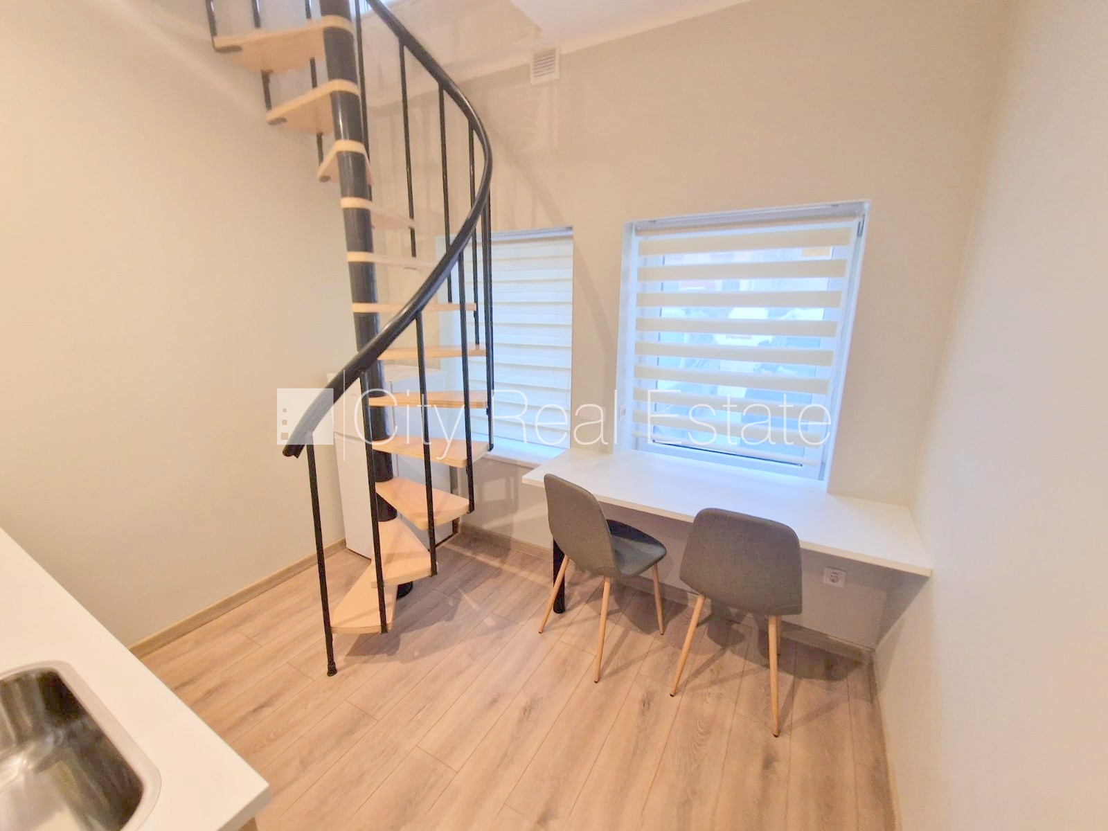 Объявление. Здание во дворе, реновированный дом, закрытый двор, вход с улицы и со двора, окна выходят во двор, Цена: 420 EUR/мес. Foto #4