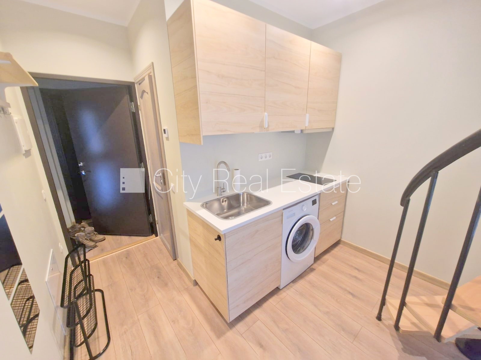 Объявление. Здание во дворе, реновированный дом, закрытый двор, вход с улицы и со двора, окна выходят во двор, Цена: 420 EUR/мес. Foto #2