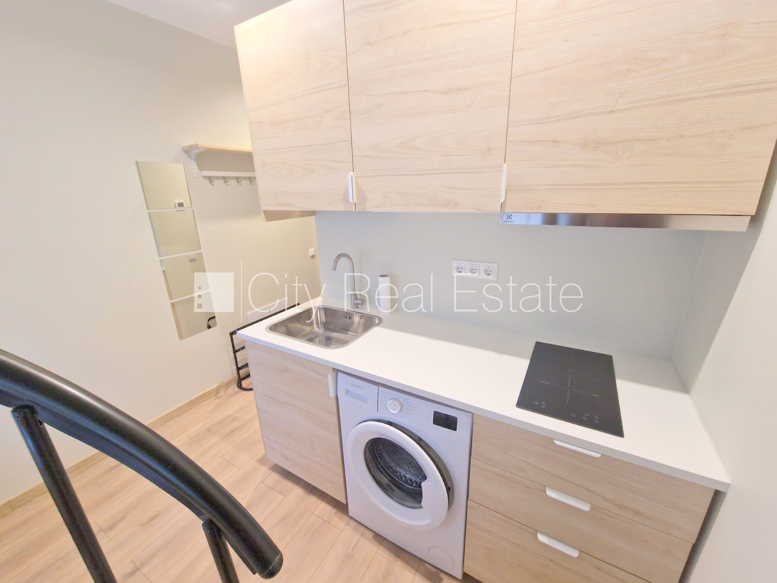 Объявление. Здание во дворе, реновированный дом, закрытый двор, вход с улицы и со двора, окна выходят во двор, Цена: 420 EUR/мес. Foto #3