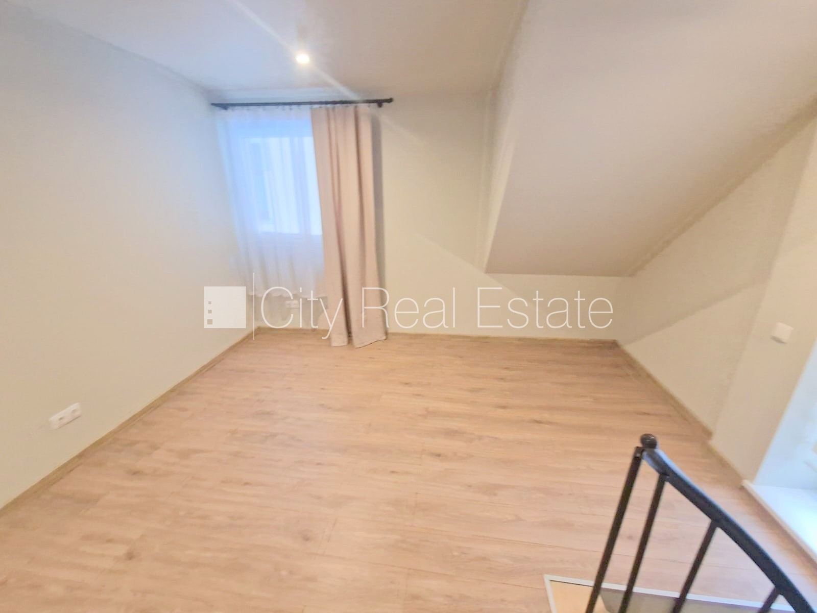 Объявление. Здание во дворе, реновированный дом, закрытый двор, вход с улицы и со двора, окна выходят во двор, Цена: 420 EUR/мес. Foto #12