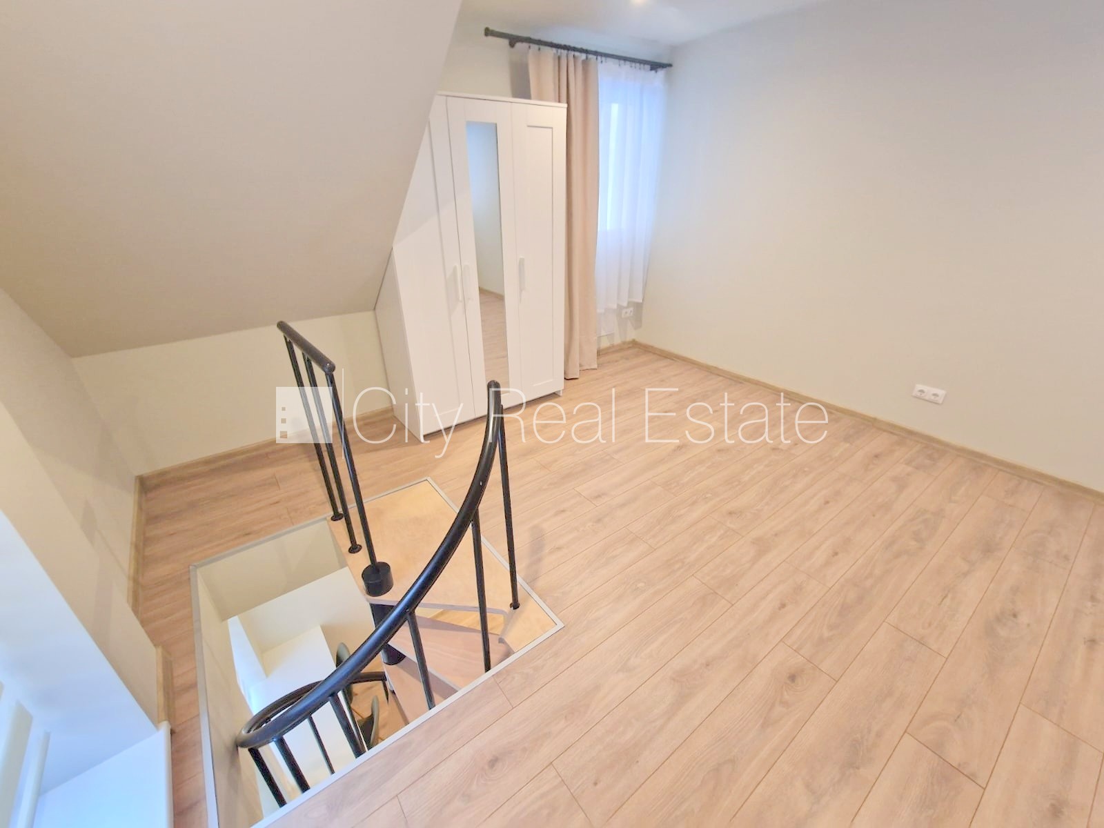 Объявление. Здание во дворе, реновированный дом, закрытый двор, вход с улицы и со двора, окна выходят во двор, Цена: 420 EUR/мес. Foto #13