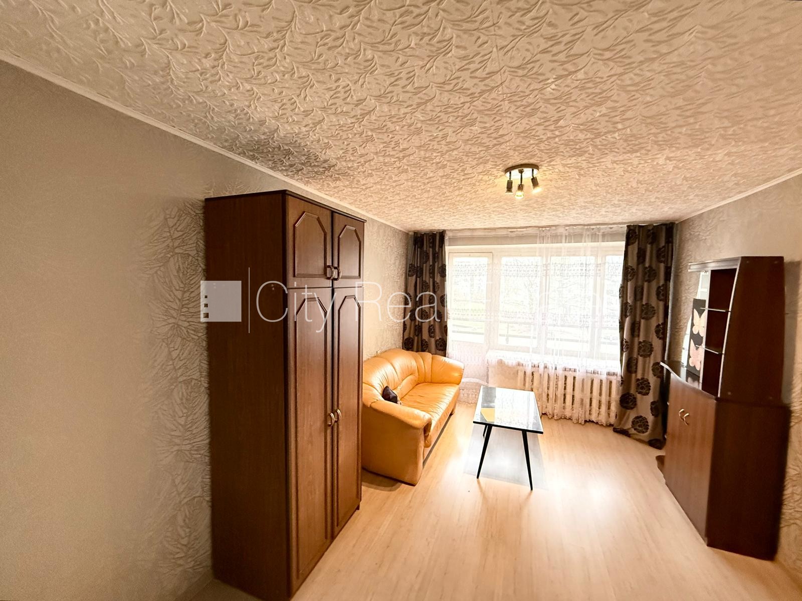 Sludinājumi. Pagalma māja, labiekārtota apzaļumota teritorija, vieta vairākām automašīnām, ieeja no pagalma, ir Cena: 300 EUR/mēn Foto #1