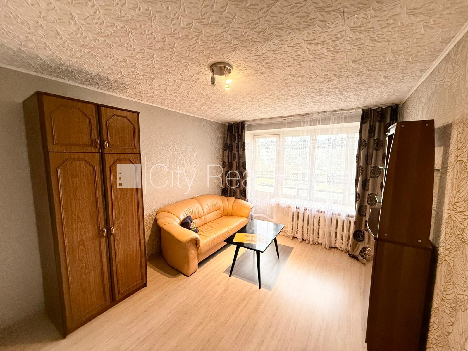 Sludinājumi. Pagalma māja, labiekārtota apzaļumota teritorija, vieta vairākām automašīnām, ieeja no pagalma, ir Cena: 300 EUR/mēn Foto #2