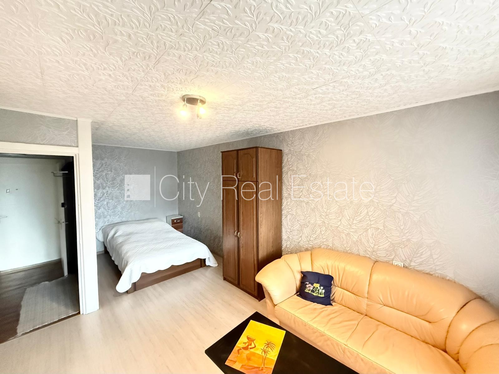 Sludinājumi. Pagalma māja, labiekārtota apzaļumota teritorija, vieta vairākām automašīnām, ieeja no pagalma, ir Cena: 300 EUR/mēn Foto #4