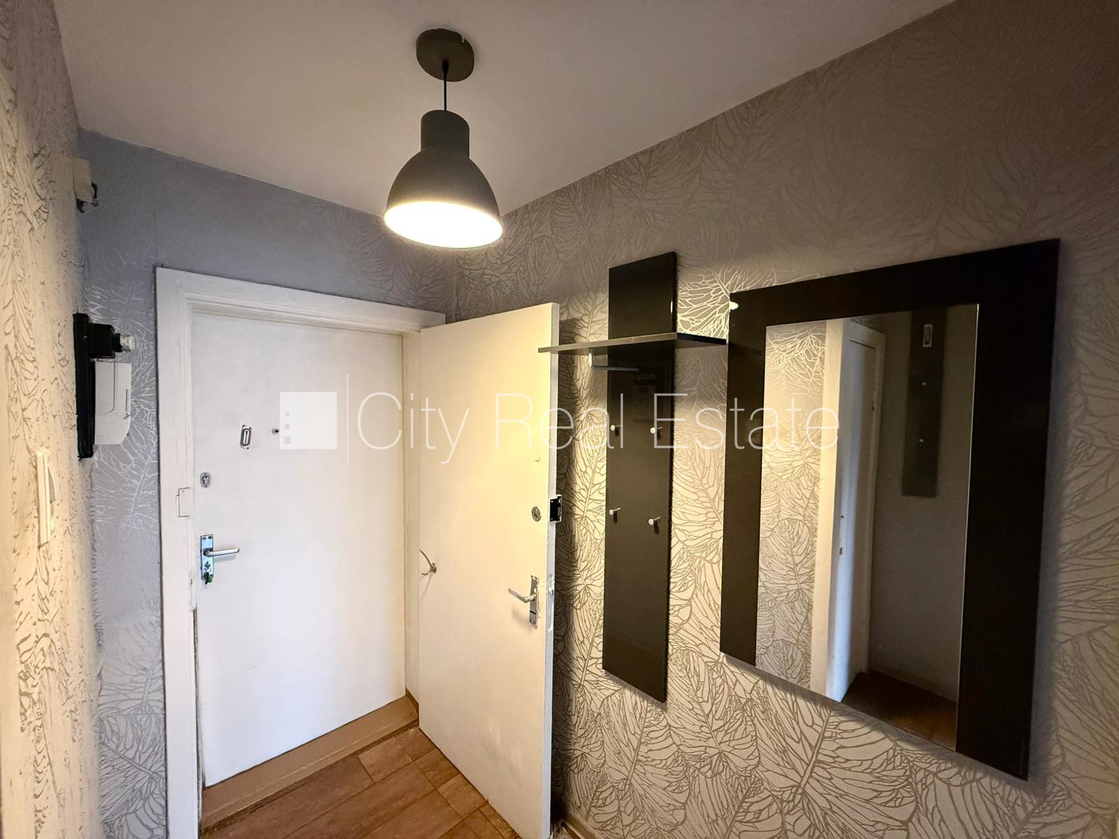 Sludinājumi. Pagalma māja, labiekārtota apzaļumota teritorija, vieta vairākām automašīnām, ieeja no pagalma, ir Cena: 300 EUR/mēn Foto #8