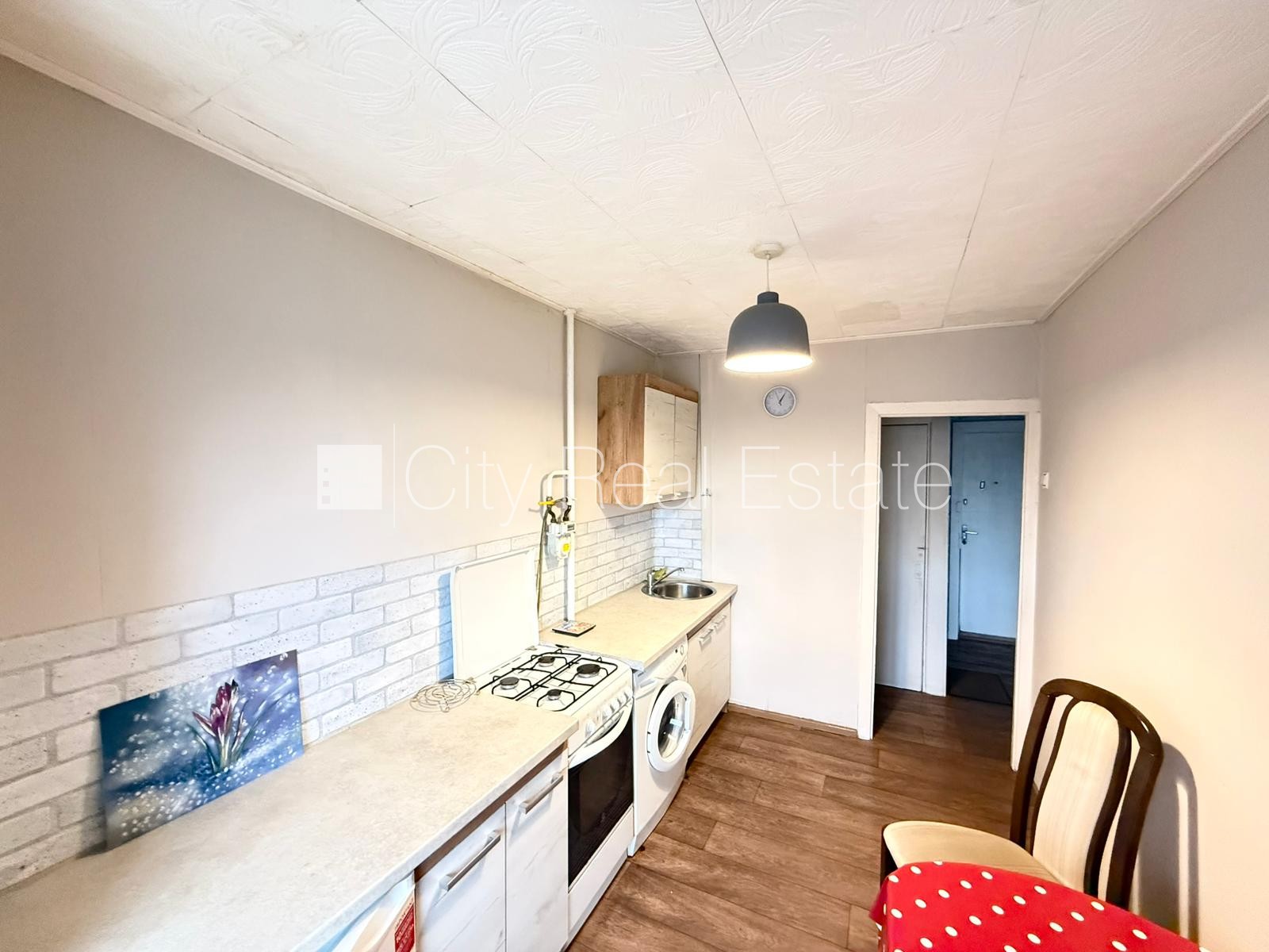 Sludinājumi. Pagalma māja, labiekārtota apzaļumota teritorija, vieta vairākām automašīnām, ieeja no pagalma, ir Cena: 300 EUR/mēn Foto #6