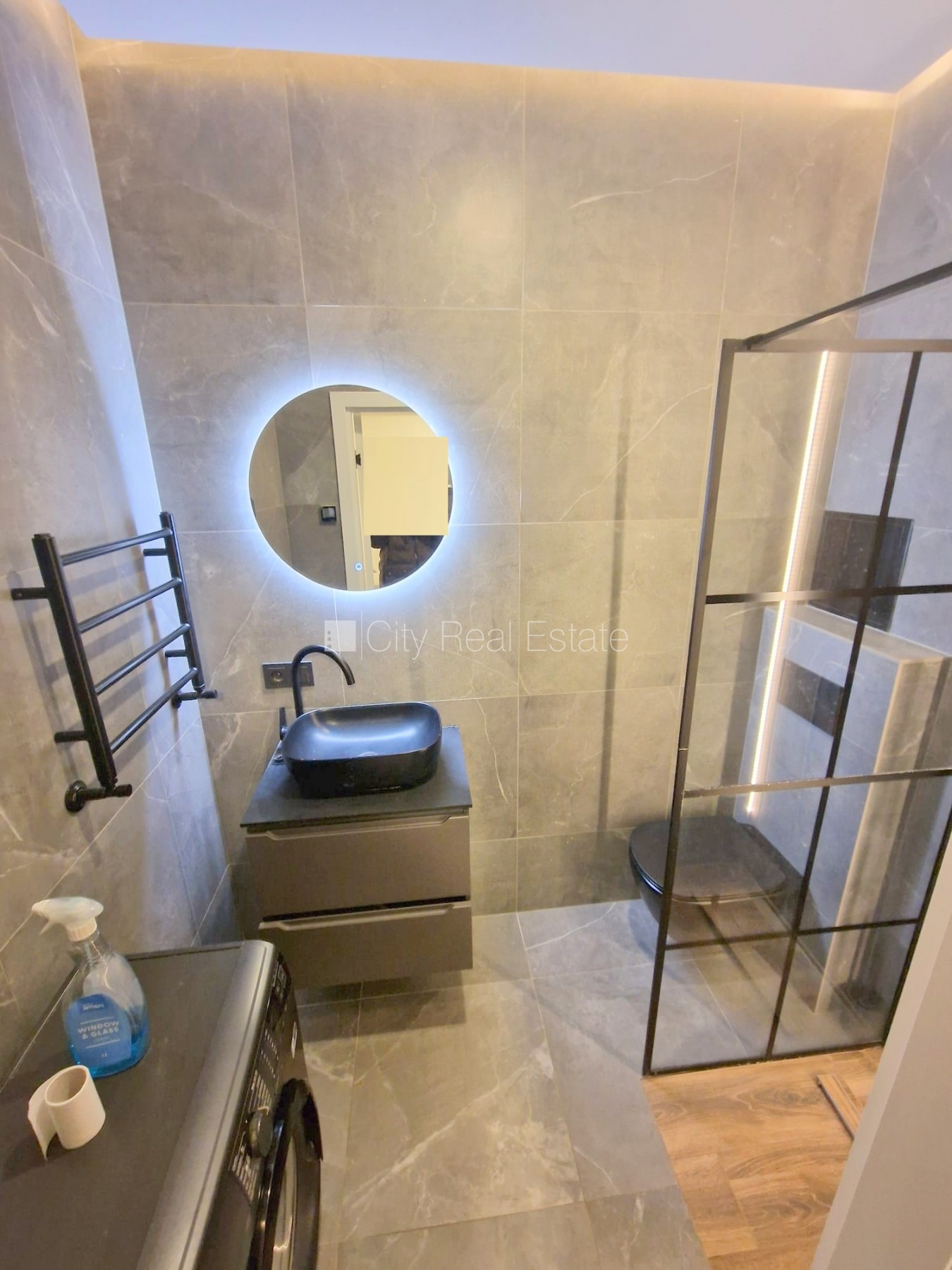 Sludinājumi. Fasādes māja, renovēta māja, ieeja no ielas, ir lifts, kāpņu telpa pēc kapitālā remonta, logi Cena: 290 EUR/mēn Foto #15