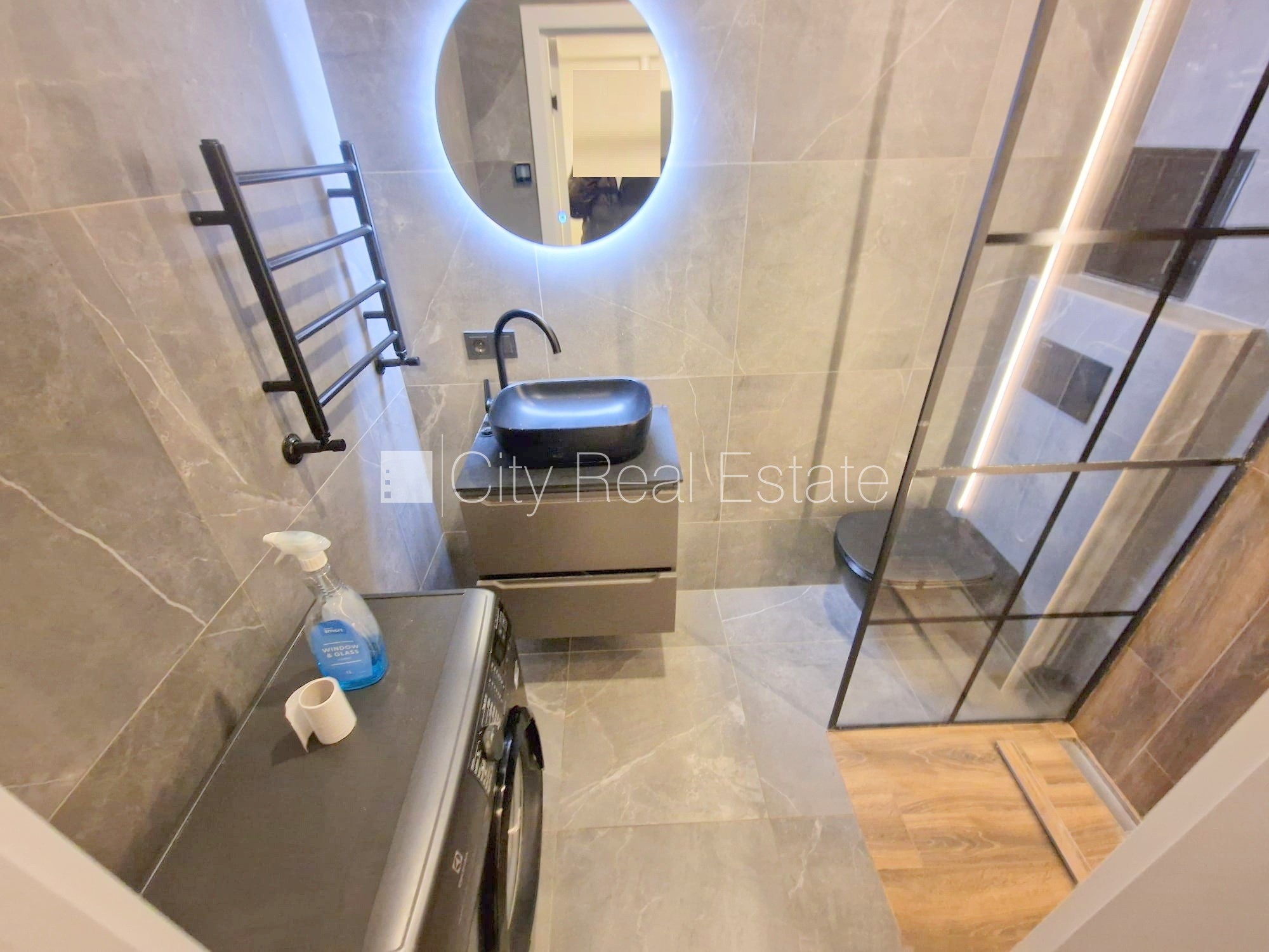 Sludinājumi. Fasādes māja, renovēta māja, ieeja no ielas, ir lifts, kāpņu telpa pēc kapitālā remonta, logi Cena: 290 EUR/mēn Foto #16