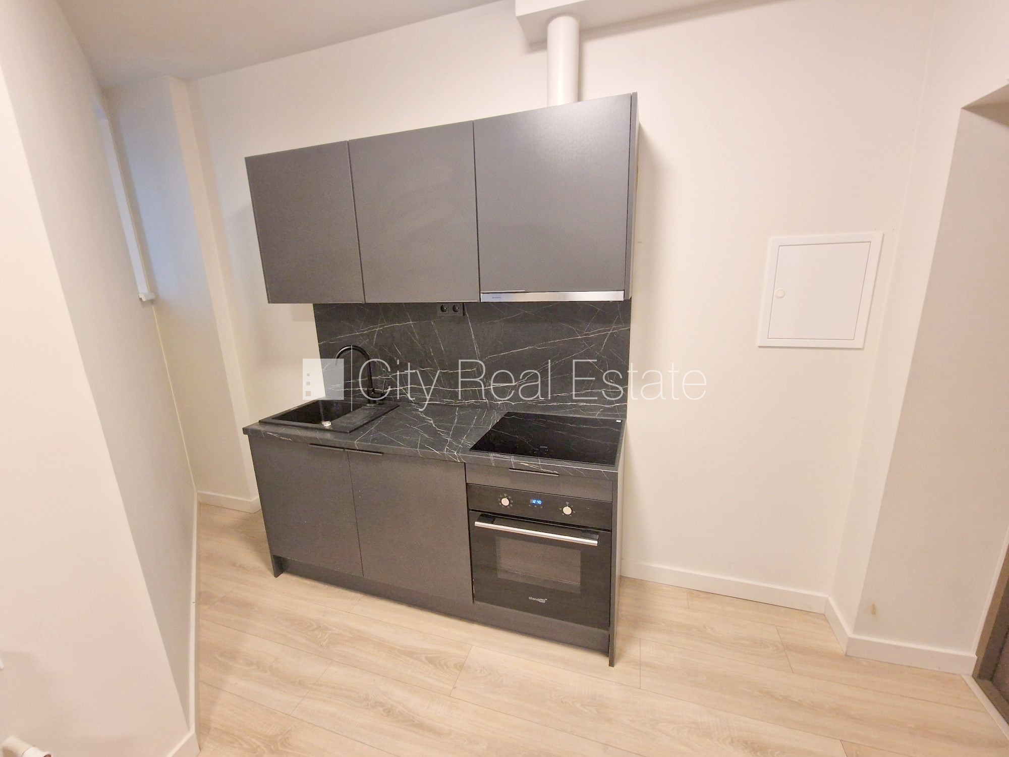 Sludinājumi. Fasādes māja, renovēta māja, ieeja no ielas, ir lifts, kāpņu telpa pēc kapitālā remonta, logi Cena: 290 EUR/mēn Foto #4