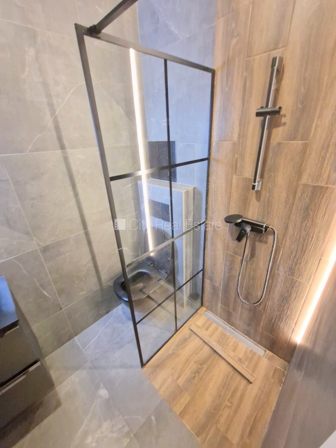 Sludinājumi. Fasādes māja, renovēta māja, ieeja no ielas, ir lifts, kāpņu telpa pēc kapitālā remonta, logi Cena: 290 EUR/mēn Foto #17