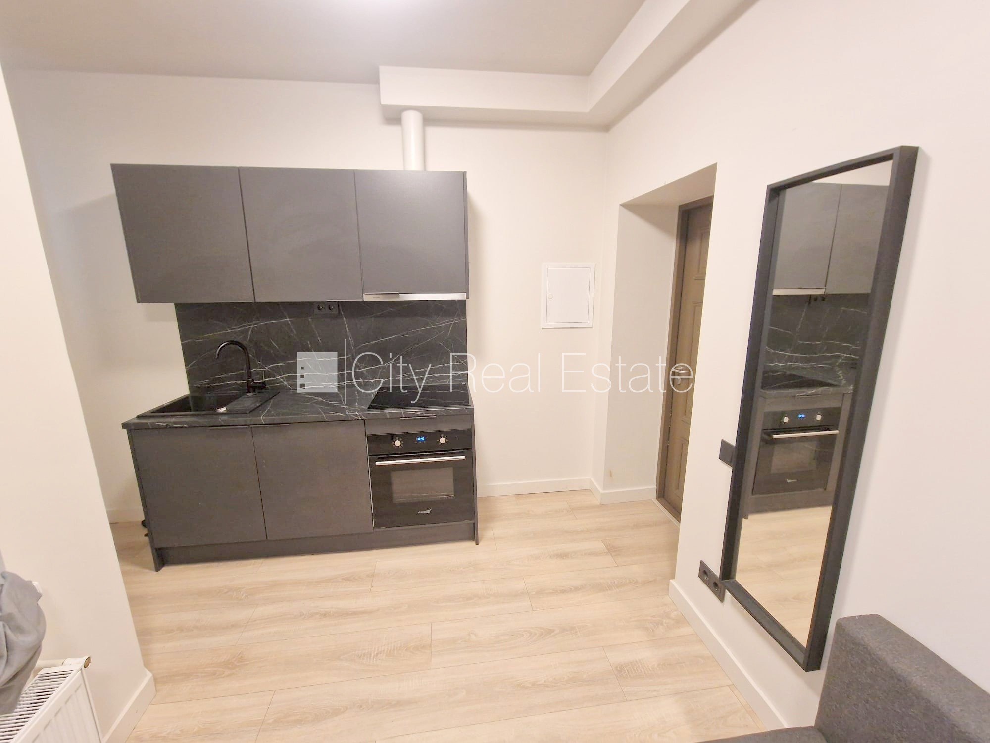 Sludinājumi. Fasādes māja, renovēta māja, ieeja no ielas, ir lifts, kāpņu telpa pēc kapitālā remonta, logi Cena: 290 EUR/mēn Foto #5