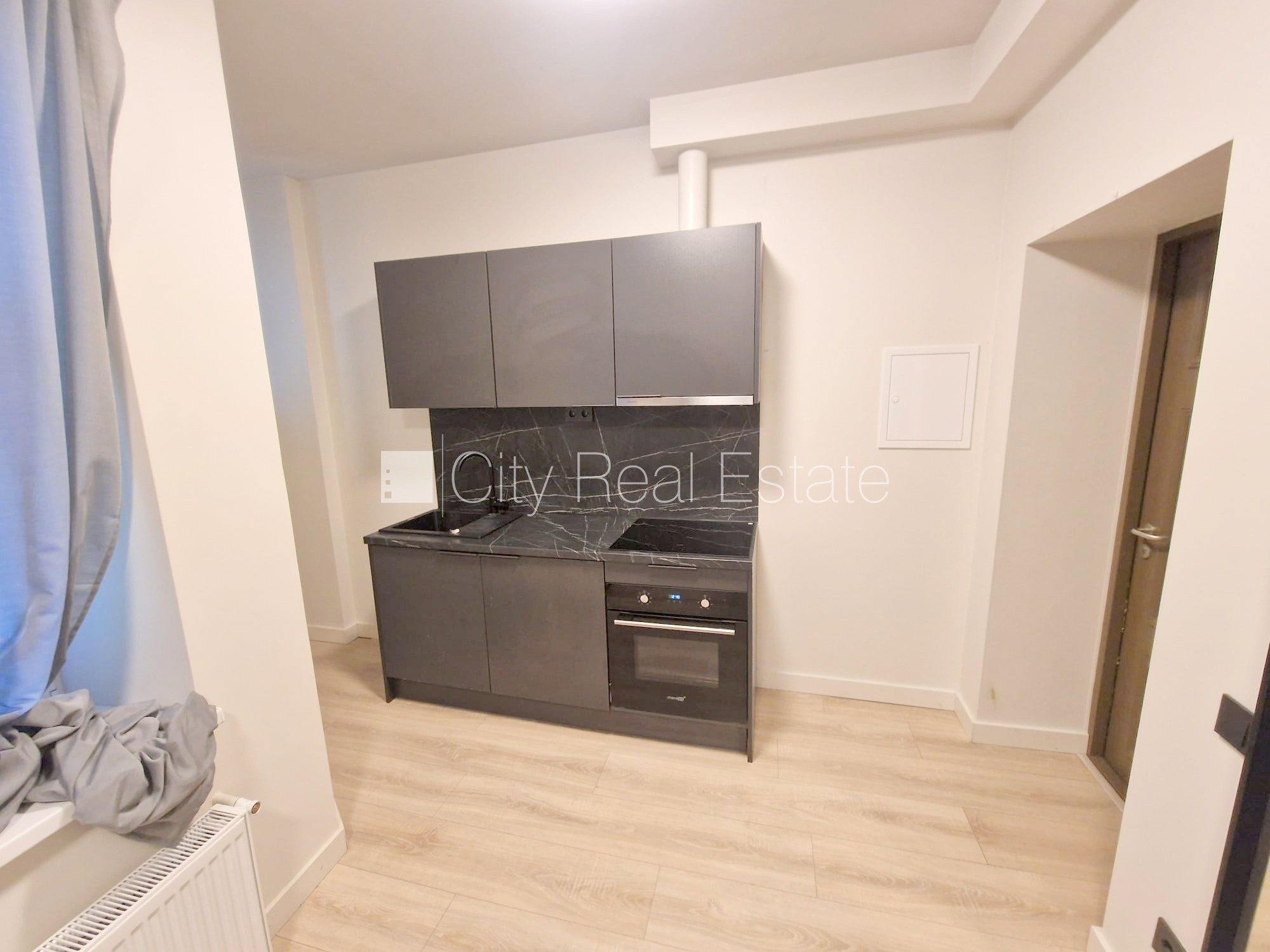 Sludinājumi. Fasādes māja, renovēta māja, ieeja no ielas, ir lifts, kāpņu telpa pēc kapitālā remonta, logi Cena: 290 EUR/mēn Foto #3