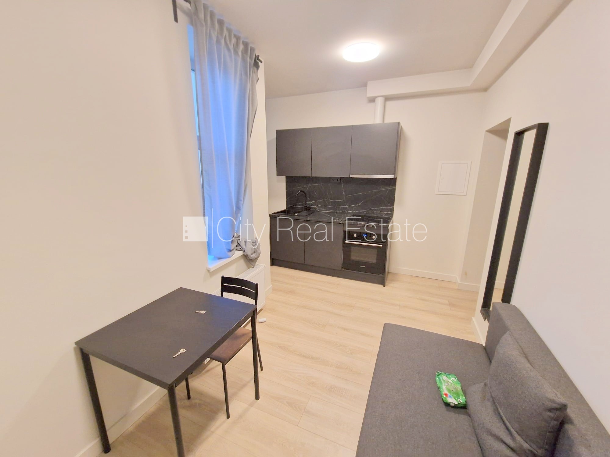 Sludinājumi. Fasādes māja, renovēta māja, ieeja no ielas, ir lifts, kāpņu telpa pēc kapitālā remonta, logi Cena: 290 EUR/mēn Foto #1